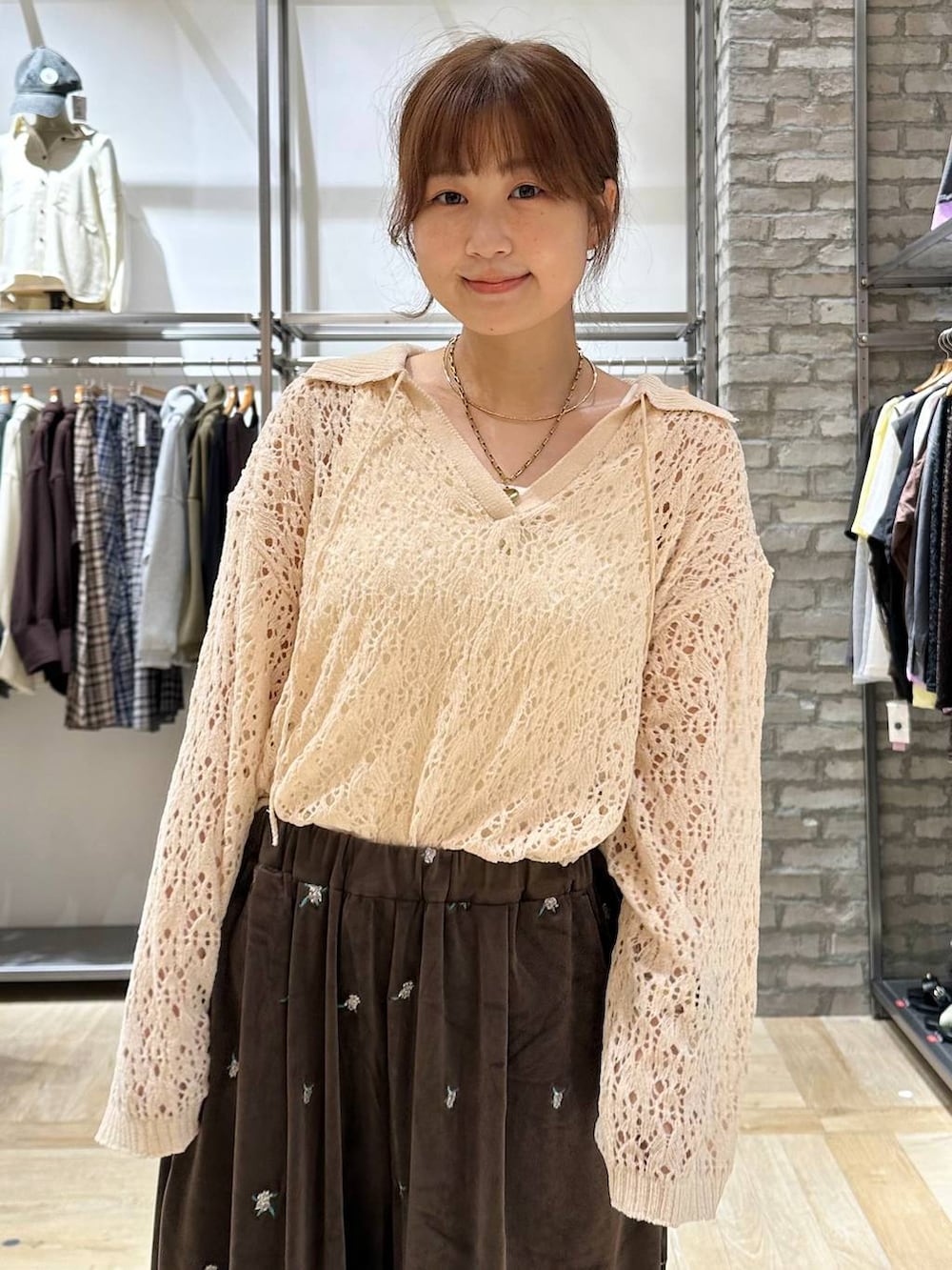 ブラック系のローファー、ブラウン系のその他パンツ、ホワイト系のニット/セーターを着用したレディースの秋コーディネートの4枚目の写真