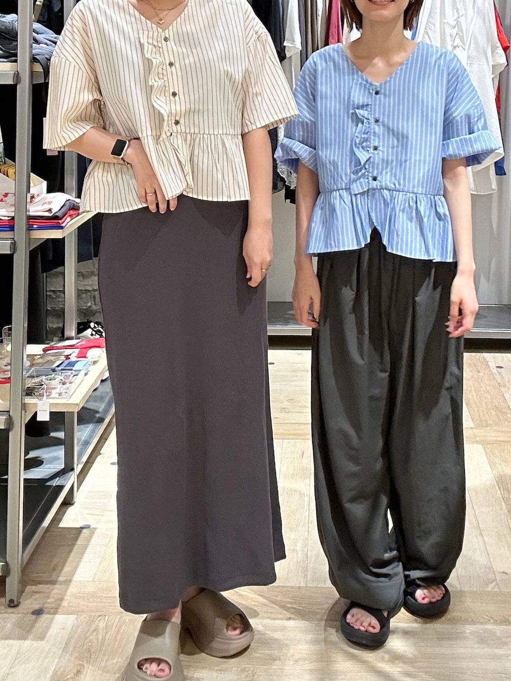 ベージュ系のサンダル、グレー系のその他パンツ、グレー系のワンピースを着用したレディースの夏コーディネートの5枚目の写真