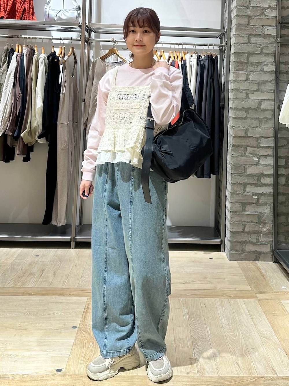 ホワイト系のキャミソール、ブラック系のショルダーバッグ、ピンク系のTシャツ/カットソーを着用したレディースの春コーディネートの2枚目の写真