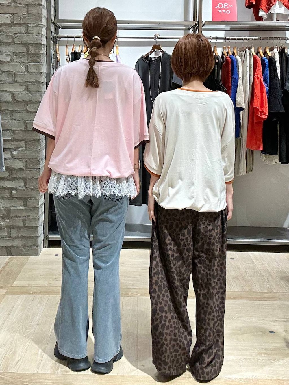 ブラウン系のその他パンツ、ピンク系のTシャツ/カットソー、ベージュ系のTシャツ/カットソーを着用したレディースの夏コーディネートの3枚目の写真