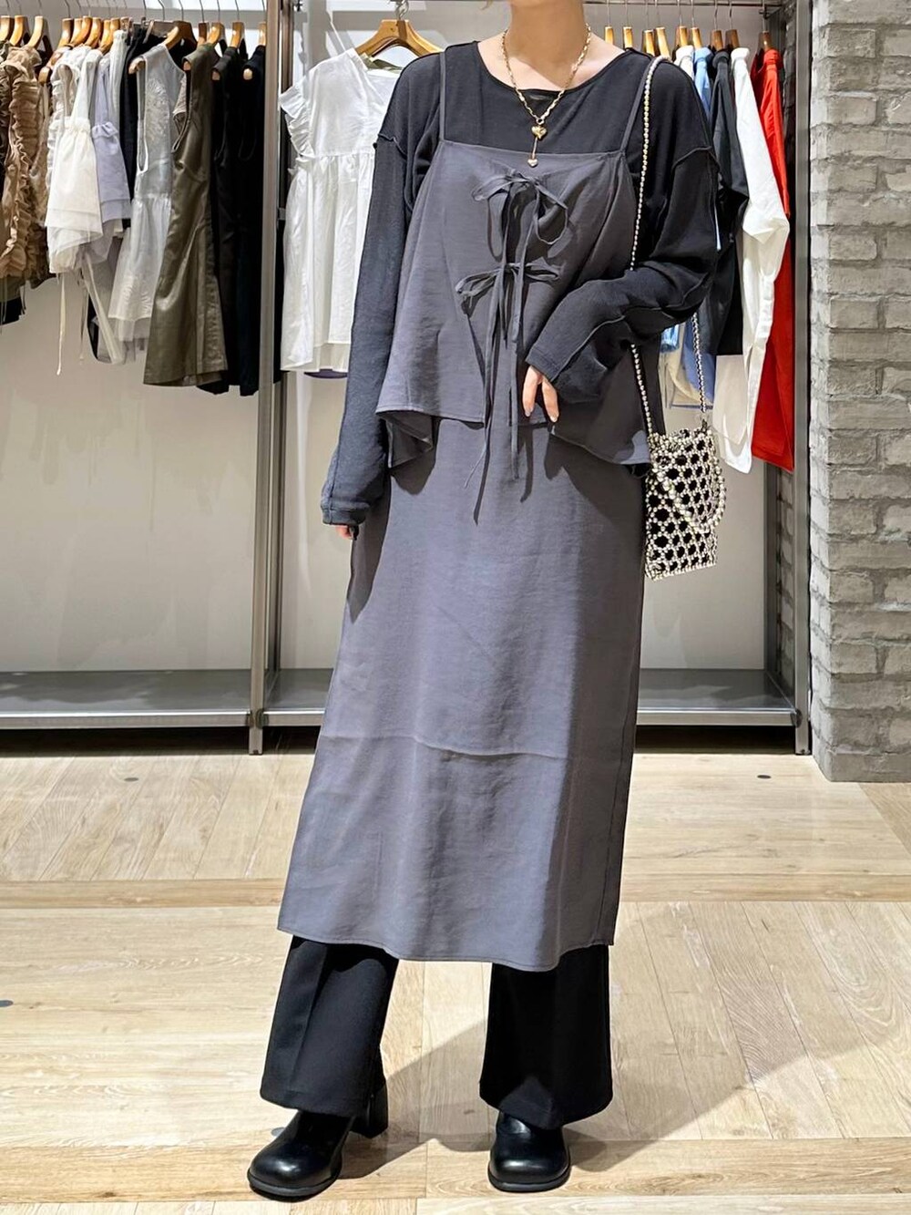 シルバー系のショルダーバッグ、ブラック系のその他パンツ、ブラック系のその他シューズを着用したレディースの夏コーディネートの6枚目の写真