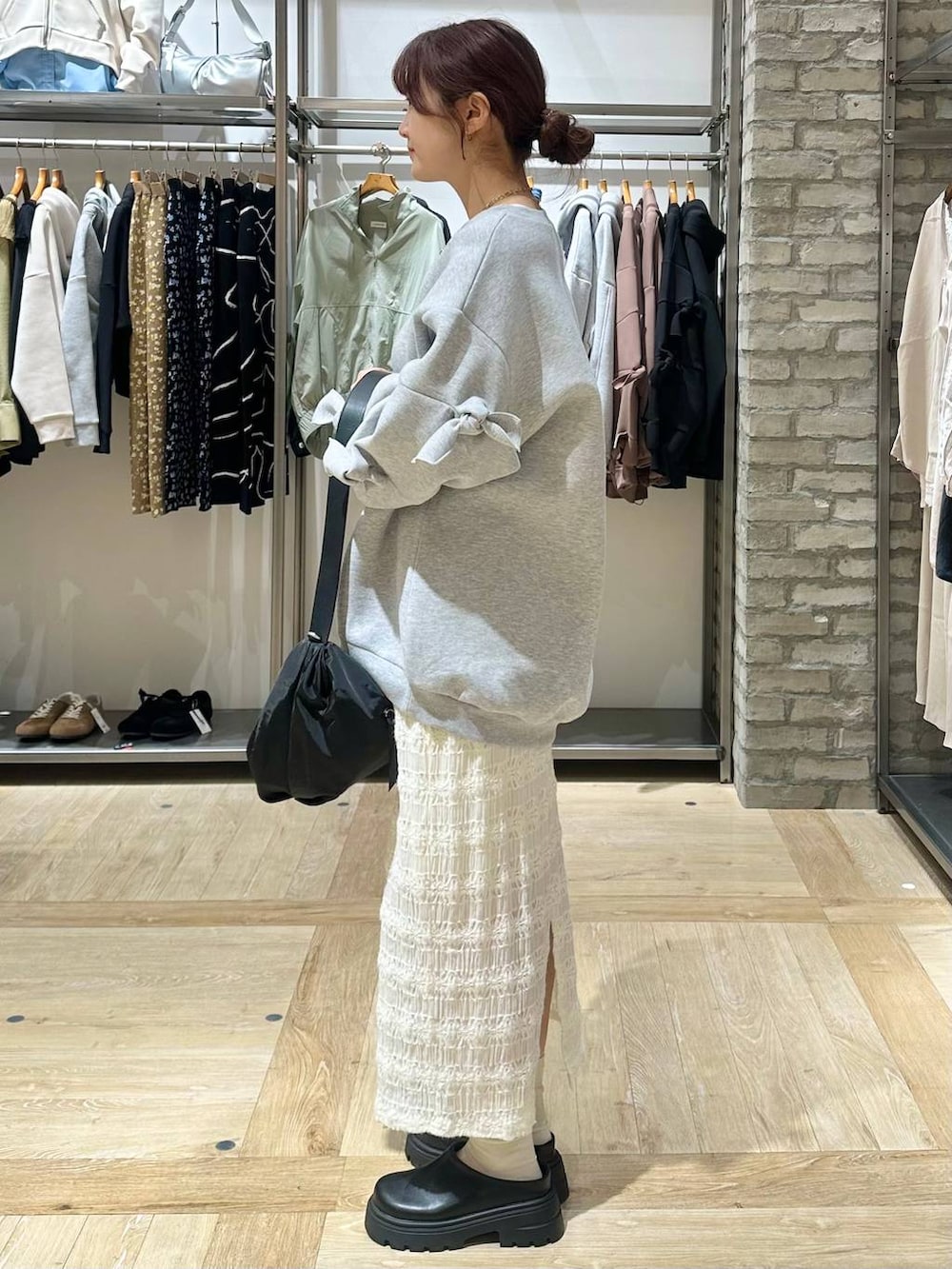 グレー系のスウェット、ブラック系のその他シューズ、ブラック系のショルダーバッグを着用したレディースの春コーディネートの2枚目の写真