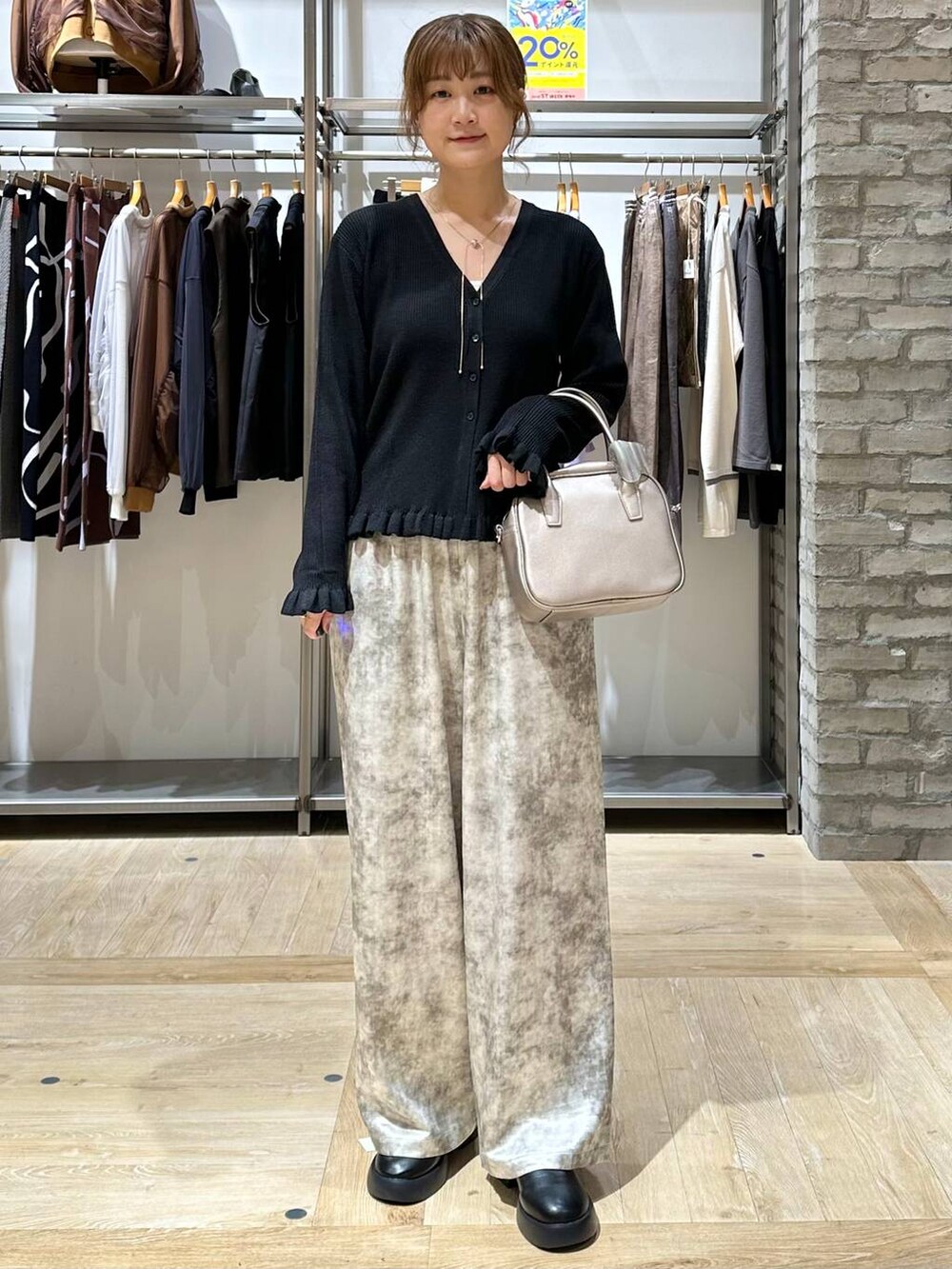 ブラック系のサンダル、ホワイト系のその他パンツ、その他のボストンバッグを着用したレディースの秋コーディネートの2枚目の写真