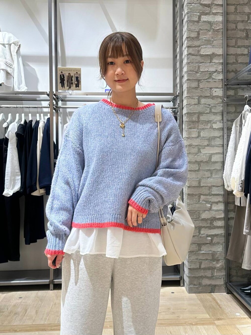 ブラック系のその他アウター、ホワイト系のTシャツ/カットソー、グレー系のショルダーバッグを着用したレディースの冬コーディネートの8枚目の写真