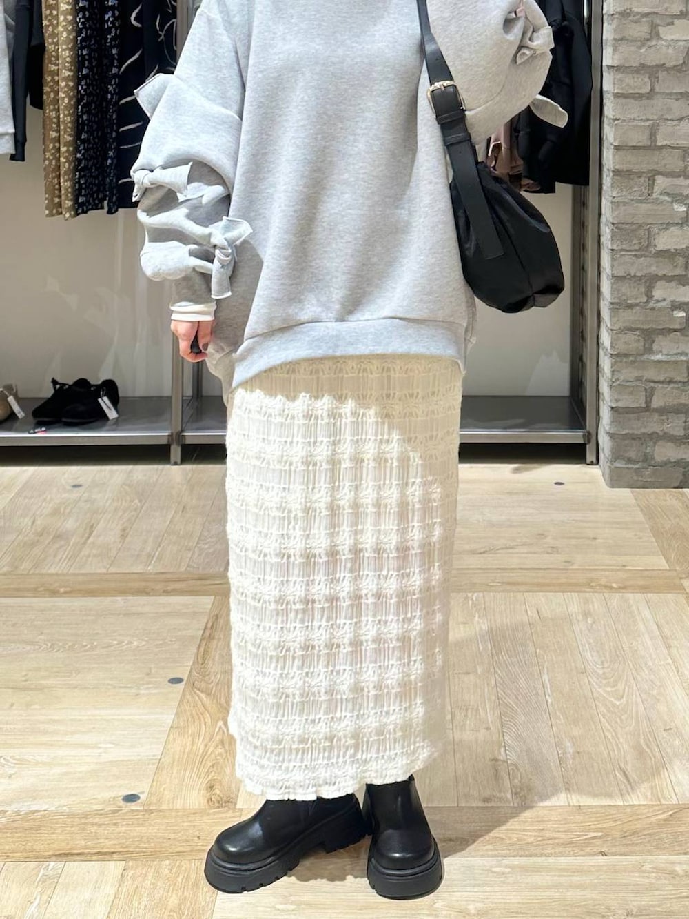 グレー系のスウェット、ブラック系のその他シューズ、ブラック系のショルダーバッグを着用したレディースの春コーディネートの5枚目の写真