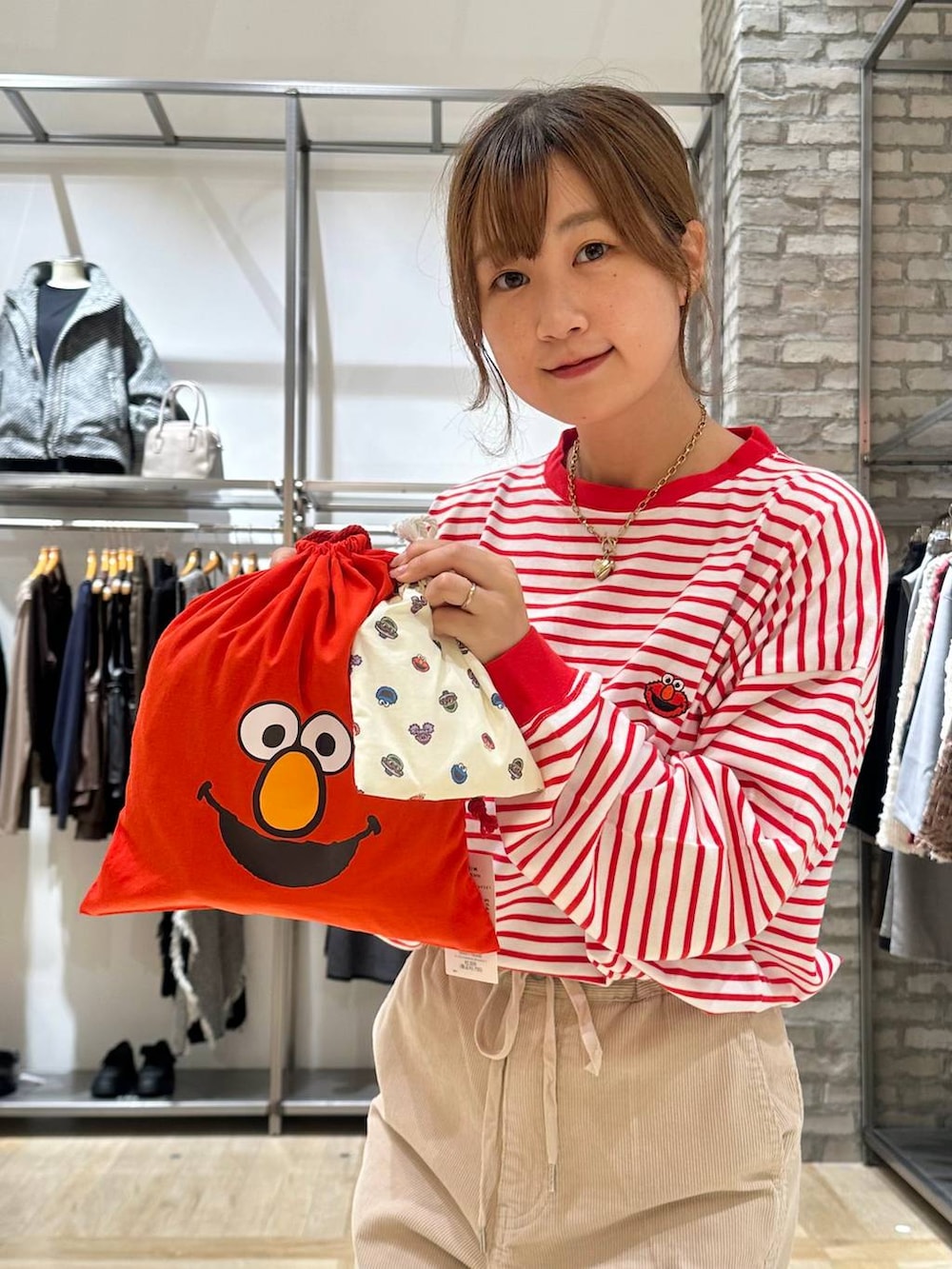 レッド系のTシャツ/カットソー、ブラック系のサンダル、ホワイト系のその他パンツを着用したレディースの秋コーディネートの7枚目の写真