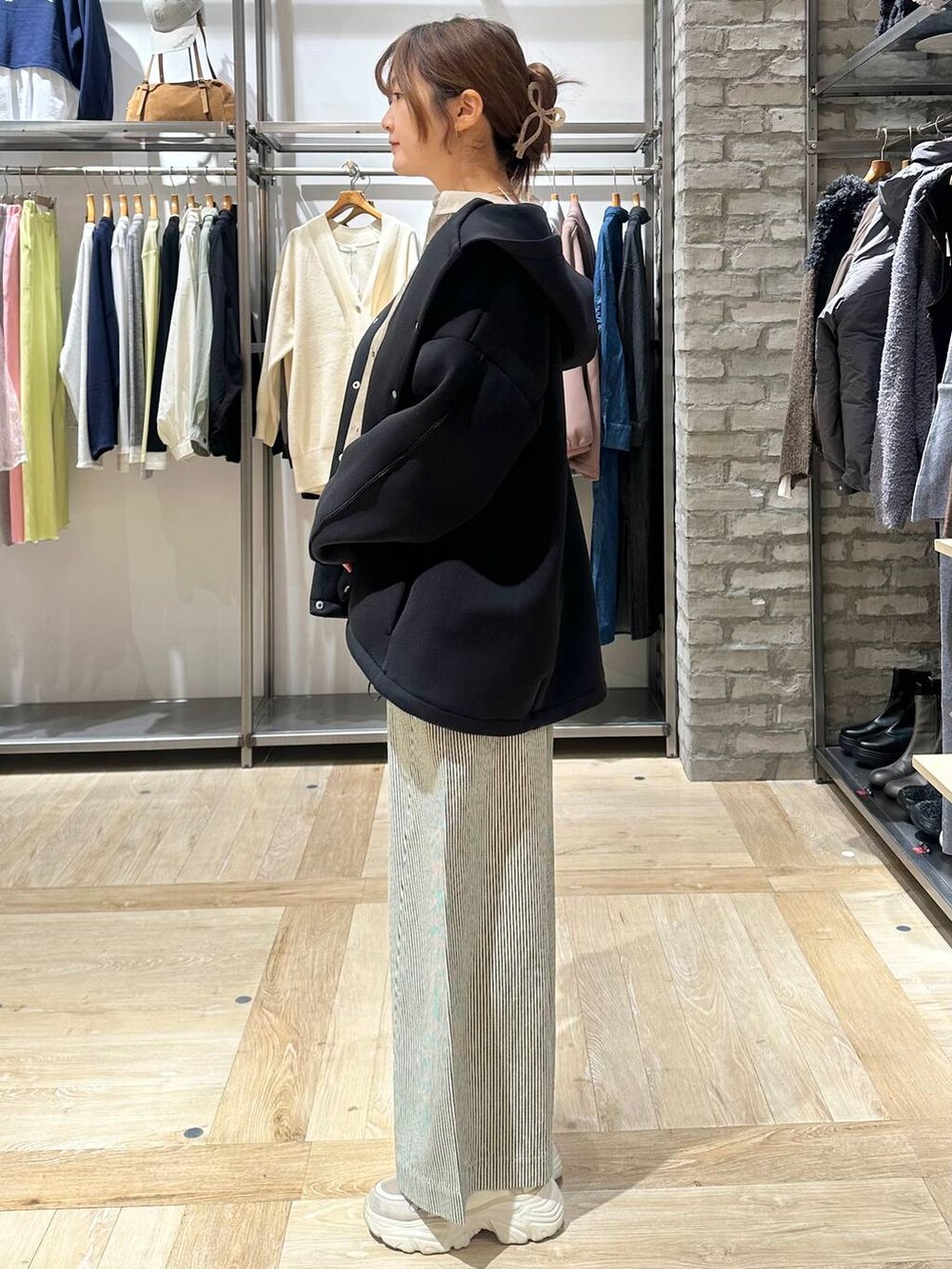 ブラック系のブルゾン、その他のショルダーバッグ、ベージュ系のシャツ/ブラウスを着用したレディースの冬コーディネートの2枚目の写真