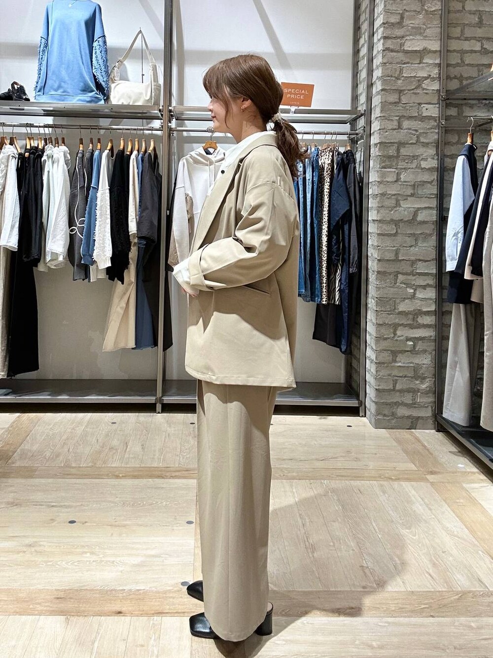 ベージュ系のその他パンツ、ベージュ系のキャミソール、ベージュ系のテーラードジャケットを着用したレディースの春コーディネートの2枚目の写真