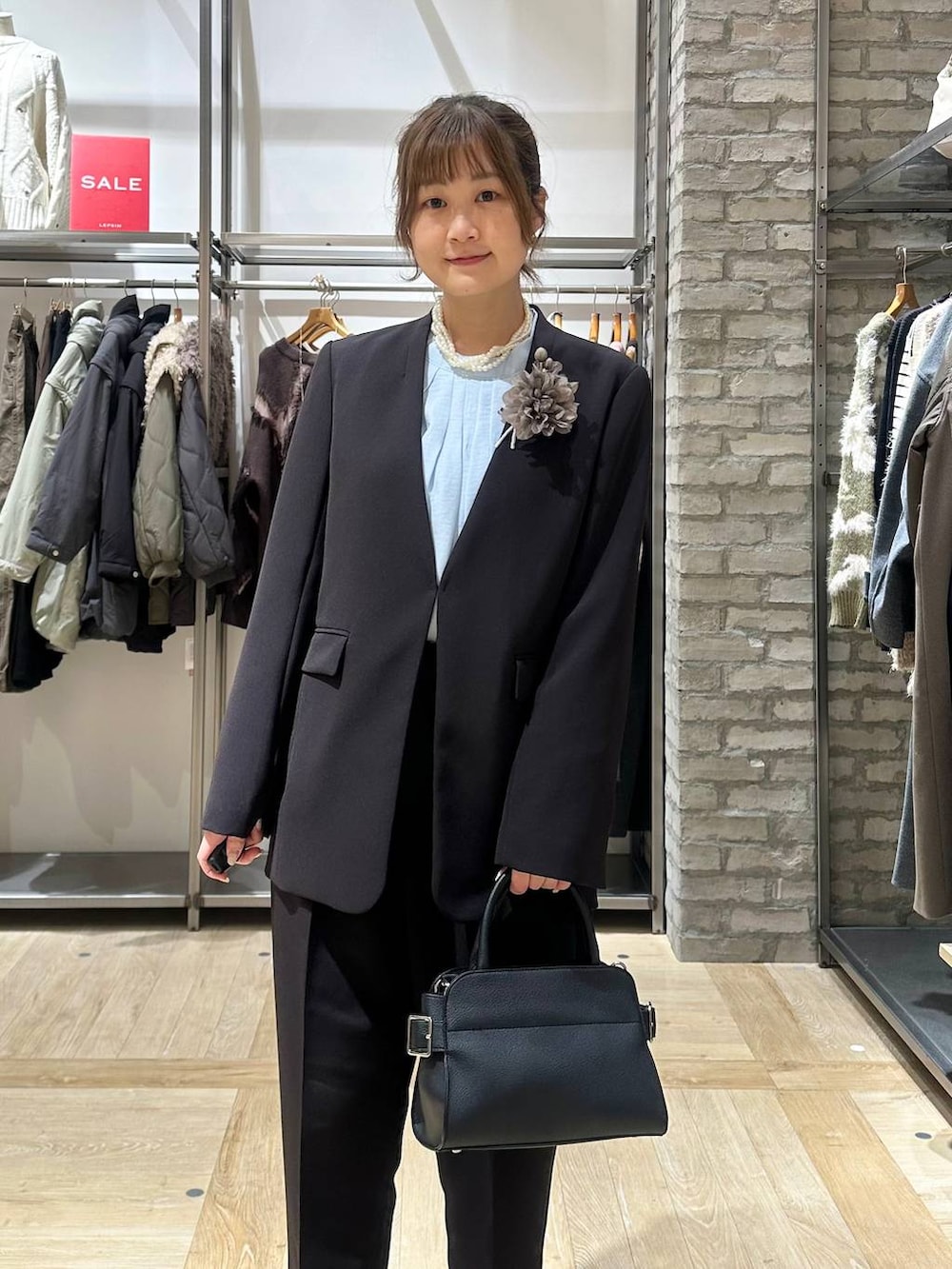 ブラック系のその他パンツ、ブラック系のノーカラージャケット、ブルー系のシャツ/ブラウスを着用したレディースの冬コーディネートの4枚目の写真