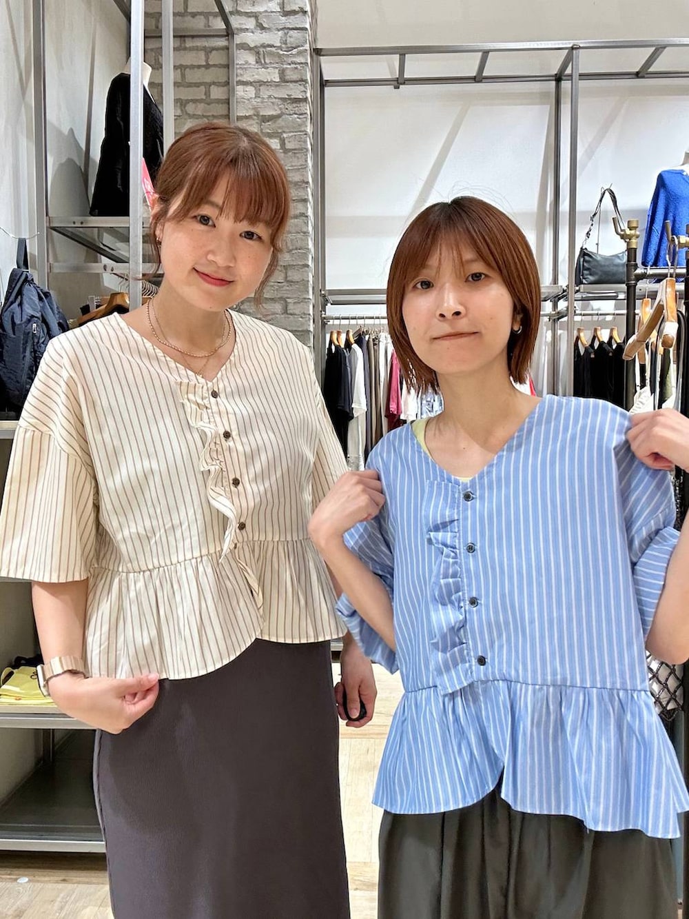 ベージュ系のサンダル、グレー系のその他パンツ、グレー系のワンピースを着用したレディースの夏コーディネートの4枚目の写真