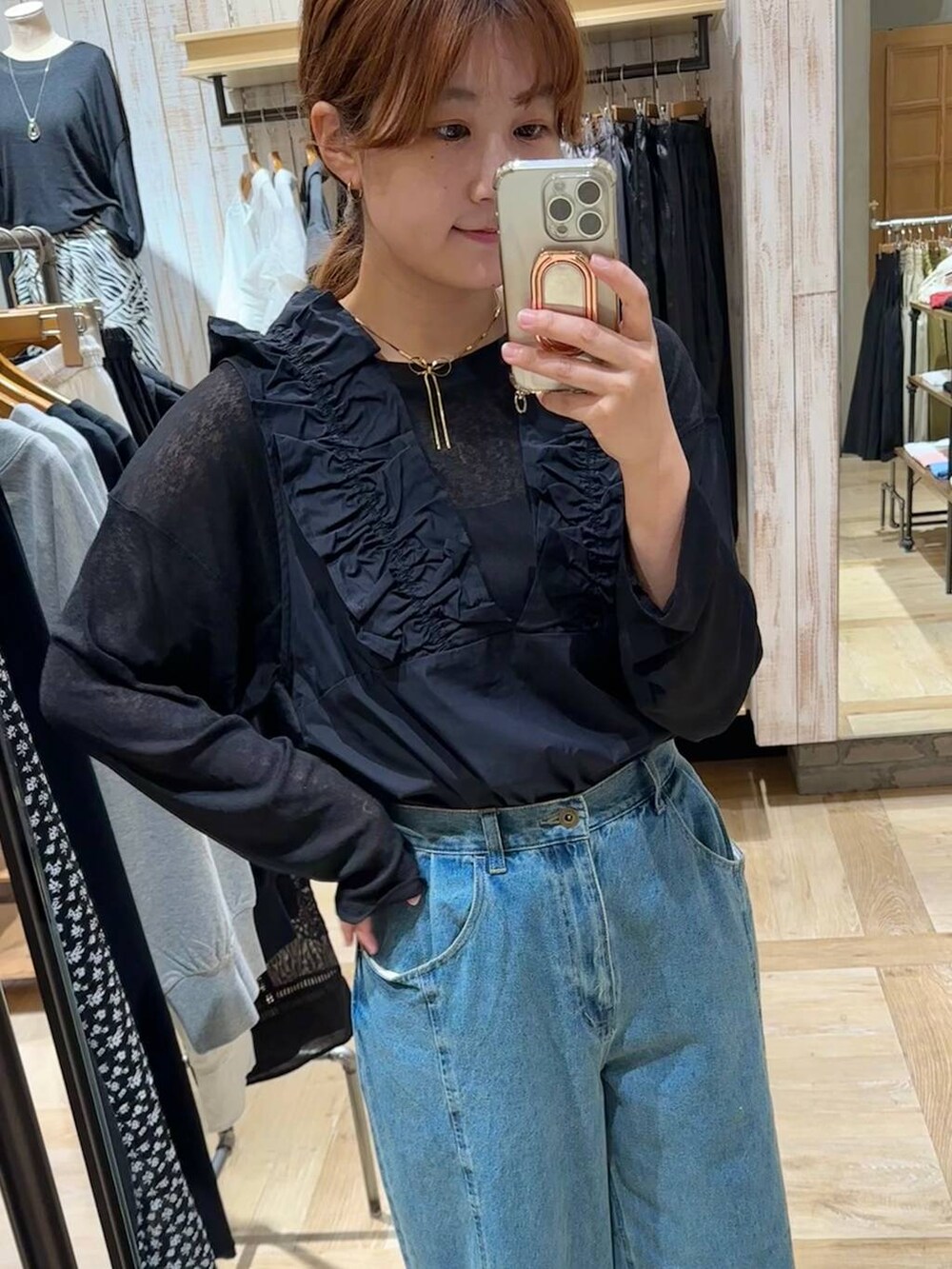 ブラック系のTシャツ/カットソー、ブルー系のデニムパンツ、ホワイト系のスニーカーを着用したレディースの夏コーディネートの4枚目の写真