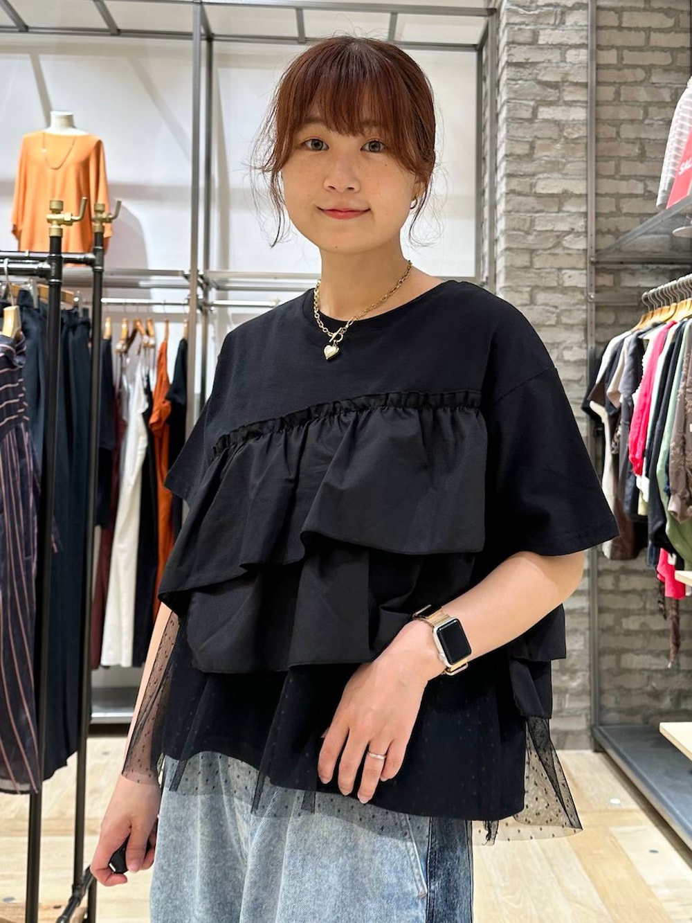 ブルー系のデニムパンツ、ブラック系のサンダル、ブラック系のTシャツ/カットソーを着用したレディースの夏コーディネートの4枚目の写真