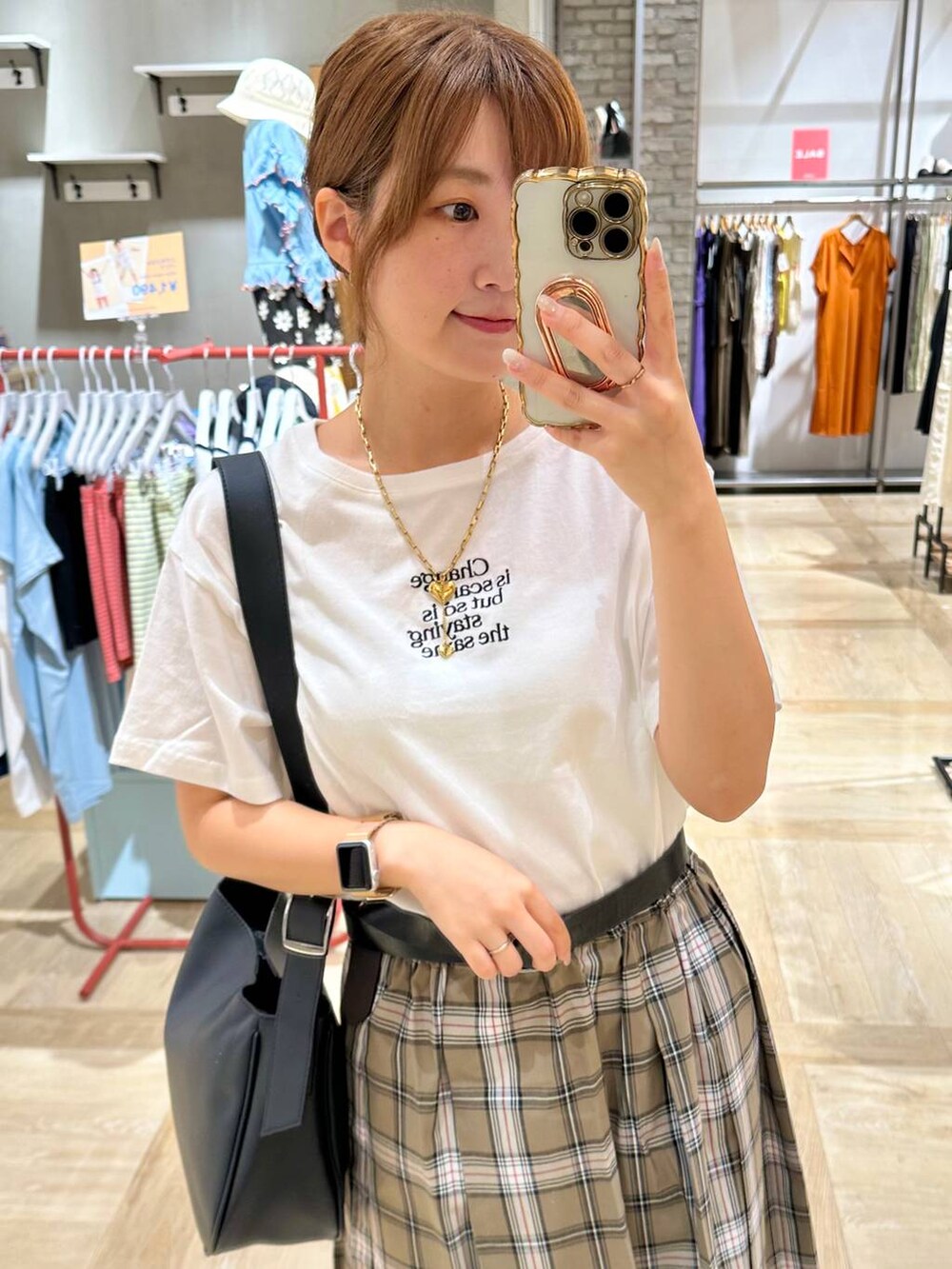 ベージュ系のスカート、ブラウン系のその他パンツ、ブラック系のショルダーバッグを着用したレディースの夏コーディネートの3枚目の写真