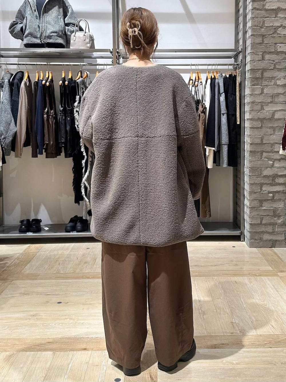 ホワイト系のニット/セーター、ブラック系のショルダーバッグ、ブラウン系のその他パンツを着用したレディースの秋コーディネートの3枚目の写真