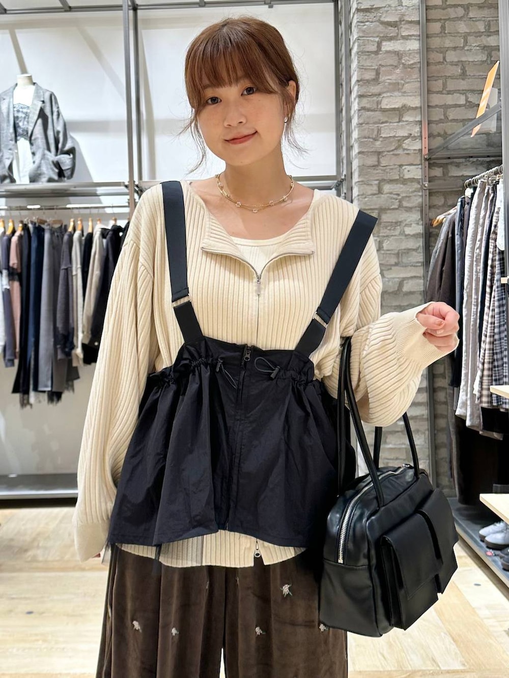 ブラック系のローファー、ブラウン系のその他パンツ、ブラック系のベストを着用したレディースの秋コーディネートの4枚目の写真