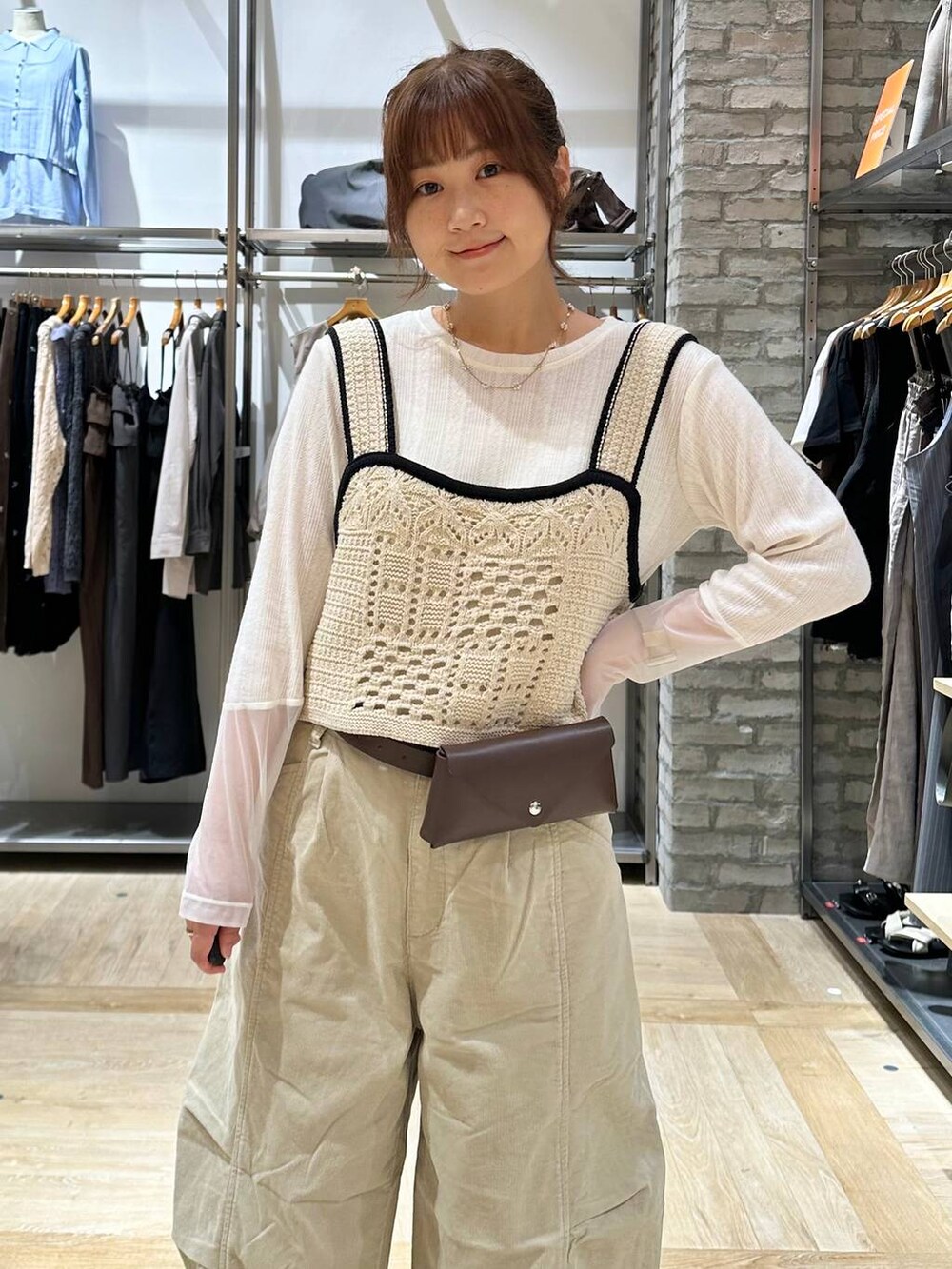 ブラック系のローファー、ベージュ系のその他パンツ、ホワイト系のその他トップスを着用したレディースの秋コーディネートの4枚目の写真
