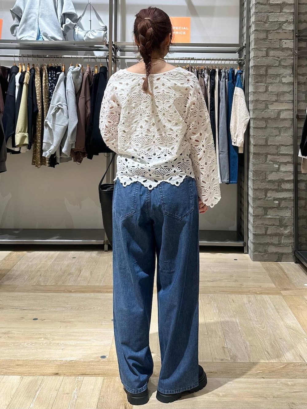 ホワイト系のシャツ/ブラウス、ブラック系のその他シューズ、ブルー系のデニムパンツを着用したレディースの春コーディネートの4枚目の写真