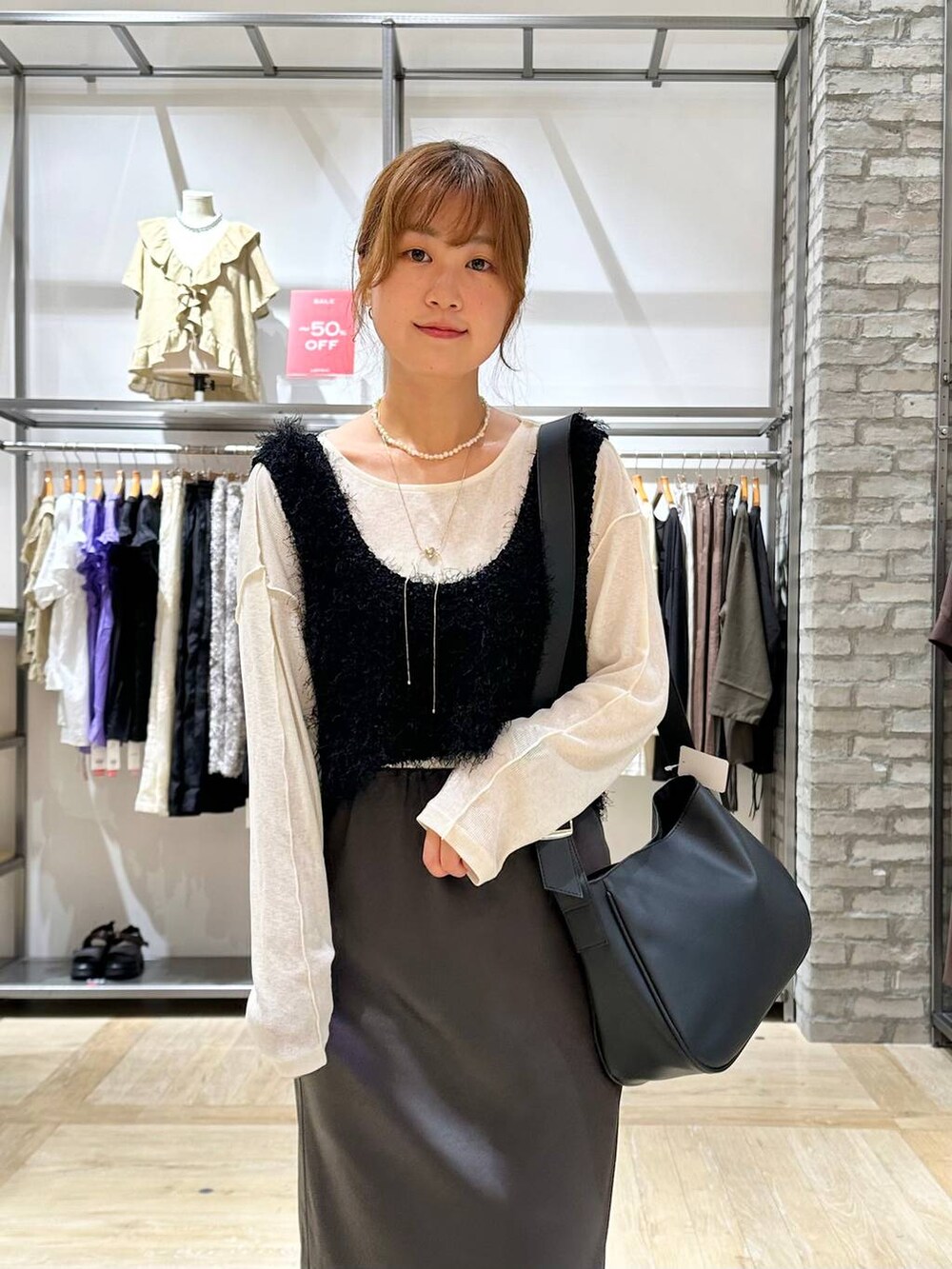 「ワントーン、フェミニン、着痩せ・細見え、ママコーデ、LEPSIM、骨格ウェーブ、高身長、ベーシック/シンプル、カジュアル、30代_LEPSIM、ロンT、ベスト、スカート、ロングスカート、骨格ウェーブ_LEPSIM」｜「LEPSIMのストレッチサテンスカート4 97324（スカート、グレー系）」を使った、★しおりんさん（レディース・165cm）の秋コーディネートの5枚目の写真