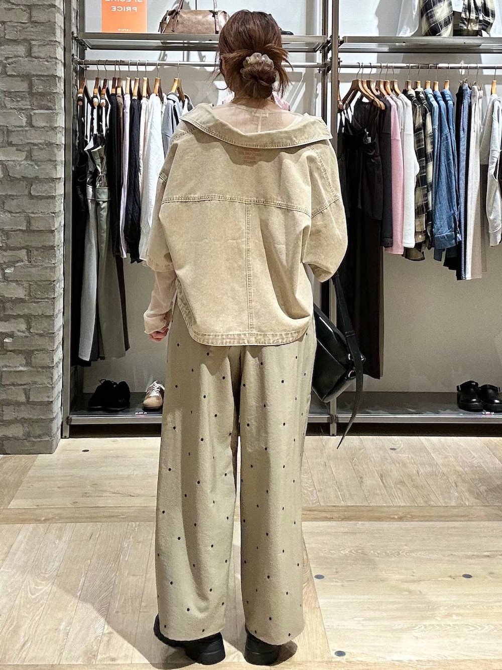 ブラック系のショルダーバッグ、ブラック系のその他シューズ、ホワイト系のTシャツ/カットソーを着用したレディースの春コーディネートの4枚目の写真