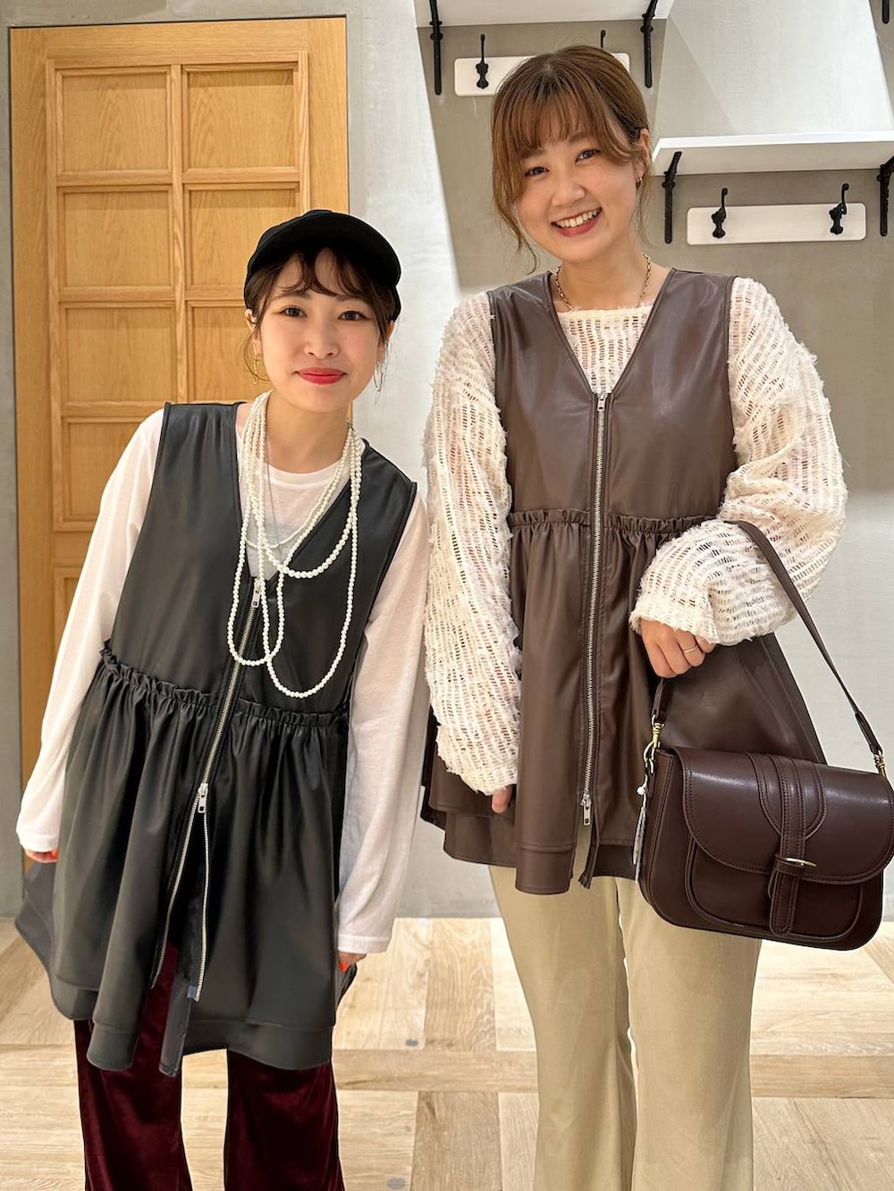 ホワイト系のTシャツ/カットソー、ホワイト系のその他パンツ、レッド系のその他パンツを着用したレディースの秋コーディネートの5枚目の写真