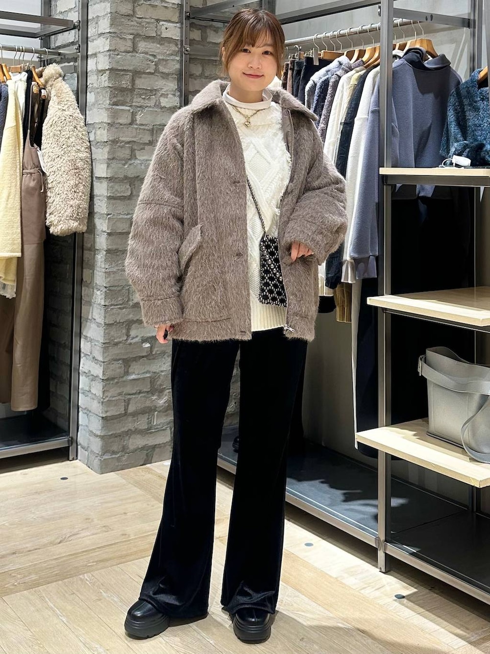 ホワイト系のTシャツ/カットソー、ブラック系のショルダーバッグ、ブラック系のその他パンツを着用したレディースの冬コーディネートの6枚目の写真