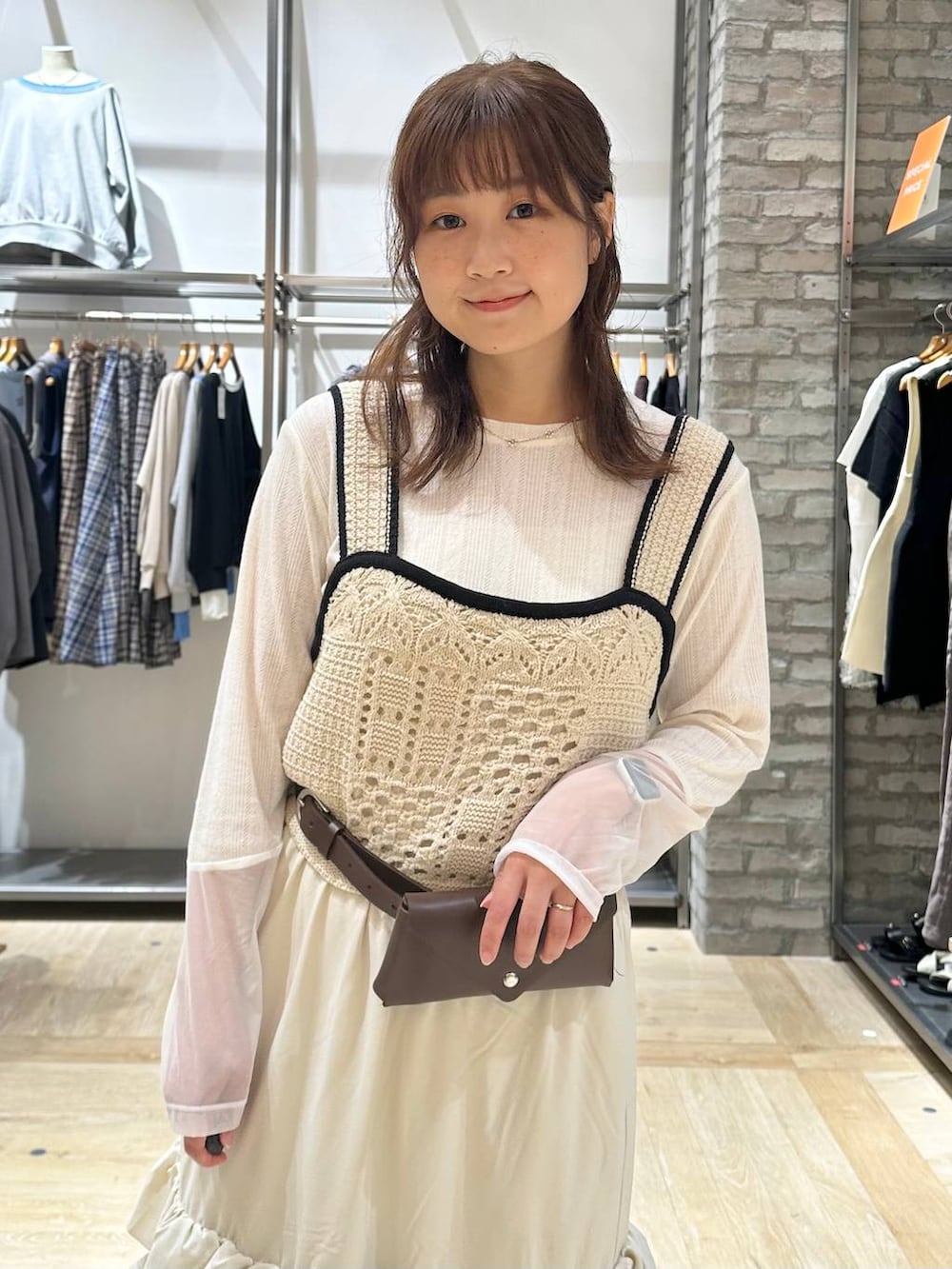ホワイト系のスカート、ホワイト系のその他トップス、ホワイト系のTシャツ/カットソーを着用したレディースの秋コーディネートの4枚目の写真