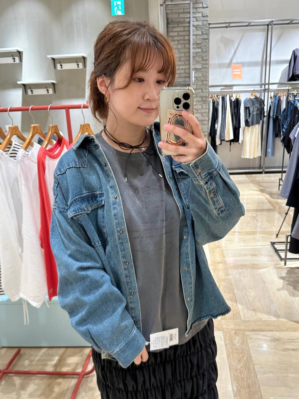 ブラック系のスカート、ホワイト系のブーツ、ブルー系のシャツ/ブラウスを着用したレディースの秋コーディネートの4枚目の写真