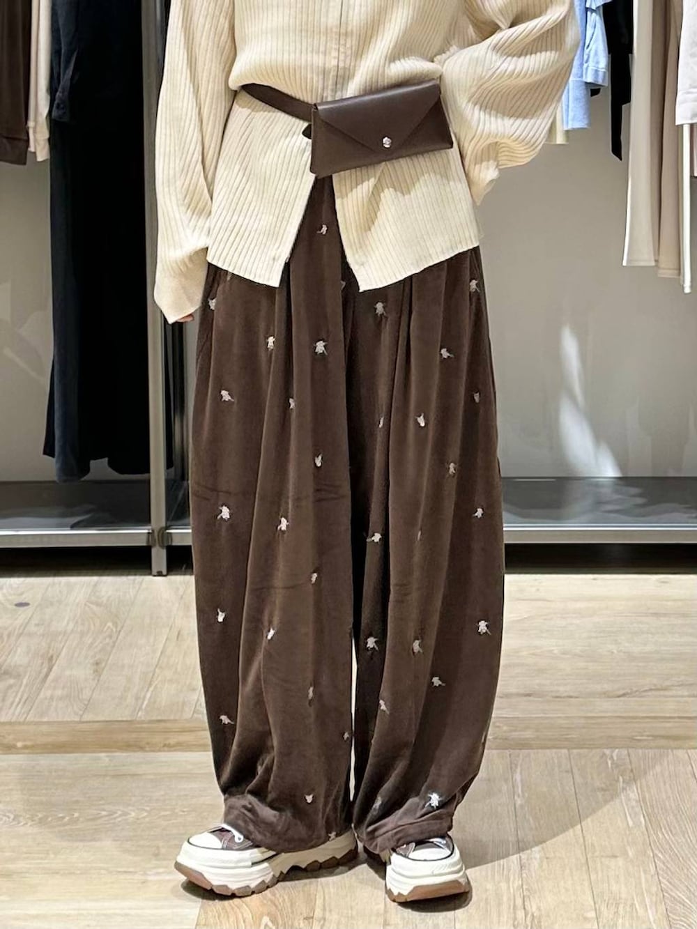 ブラウン系のその他パンツ、ベージュ系のカーディガン/ボレロ、ブラウン系のベルトを着用したレディースの秋コーディネートの4枚目の写真