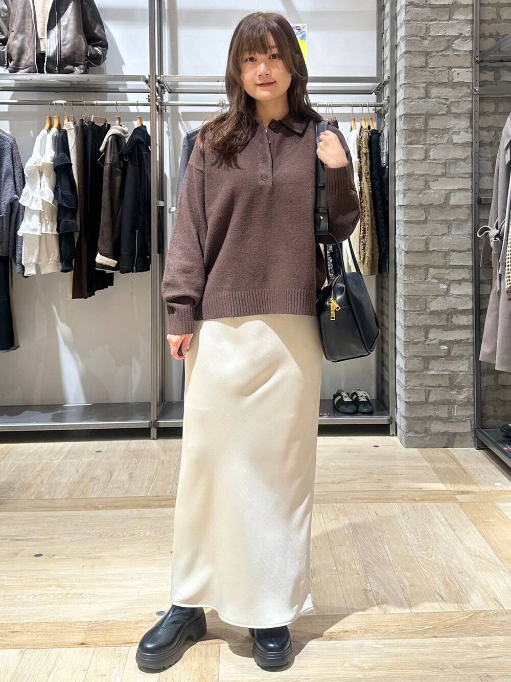 ホワイト系のスカート、ブラウン系のニット/セーター、ブラウン系のその他アウターを着用したレディースの秋コーディネートの5枚目の写真