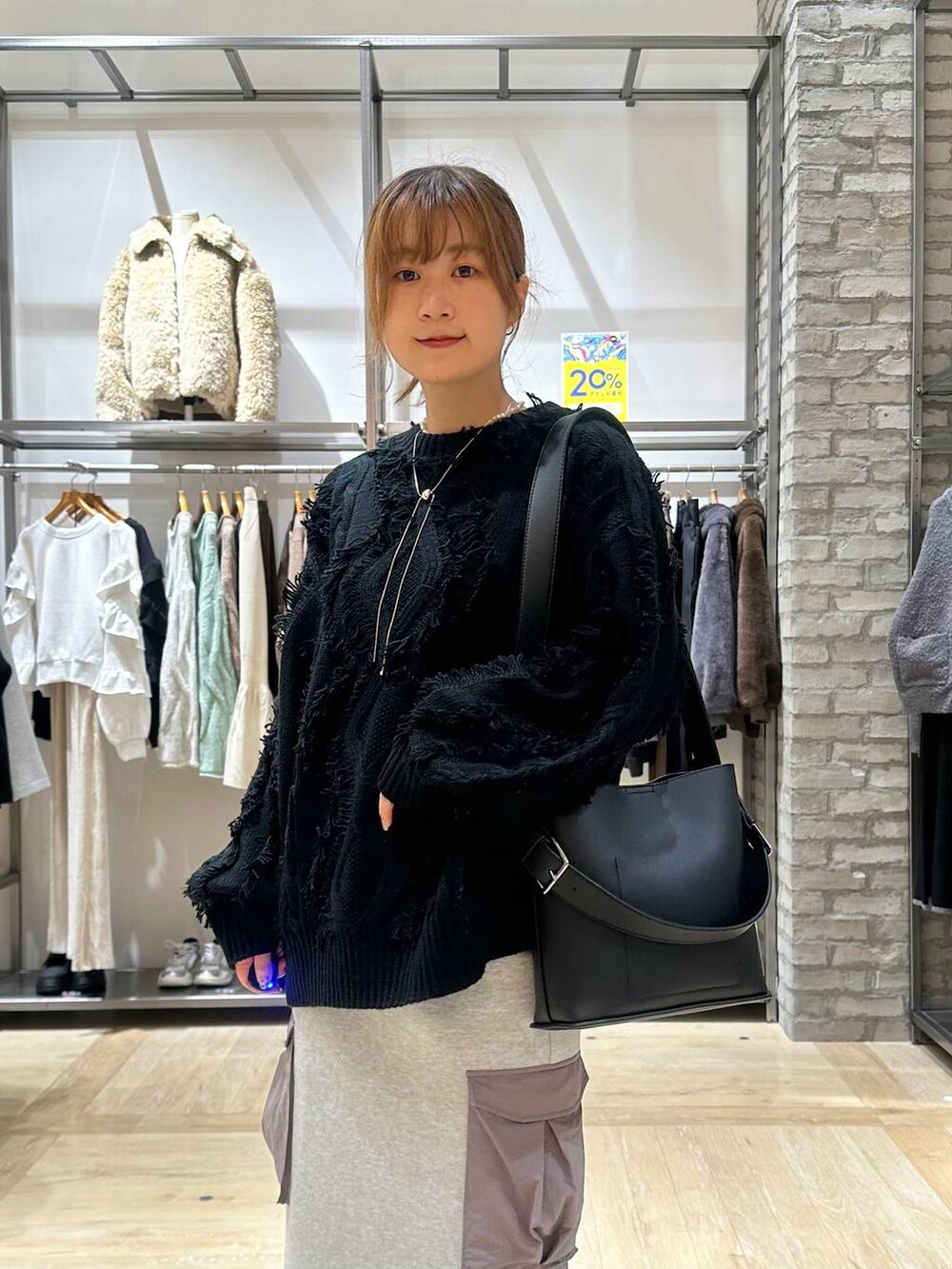 ブラック系のその他アウター、グレー系のスカート、ブラック系のショルダーバッグを着用したレディースの秋コーディネートの6枚目の写真