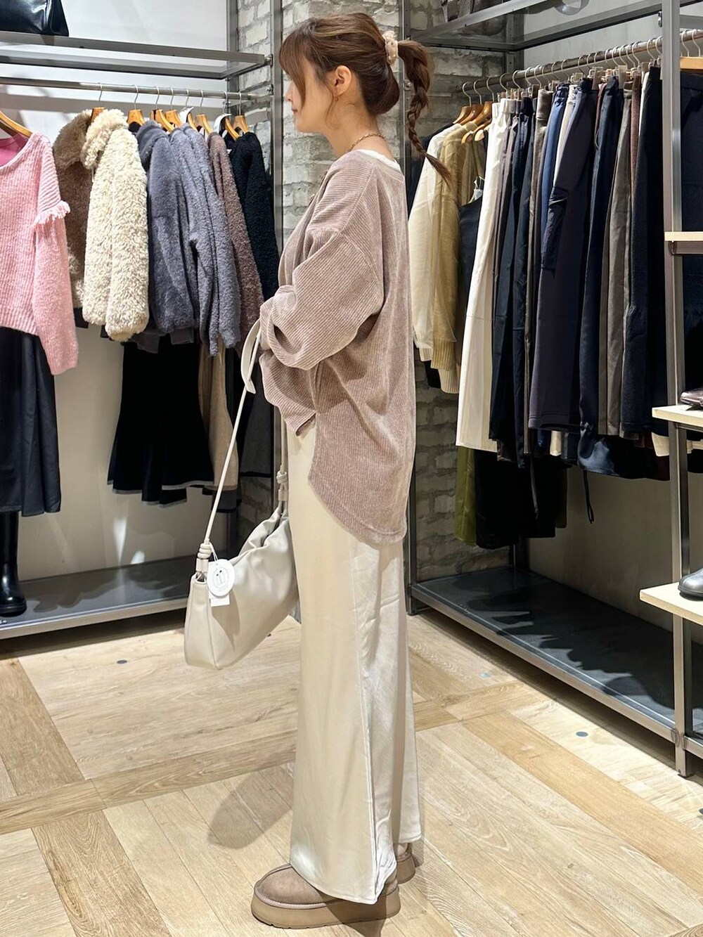 ホワイト系のスカート、ブラウン系のその他アウター、グレー系のショルダーバッグを着用したレディースの秋コーディネートの6枚目の写真