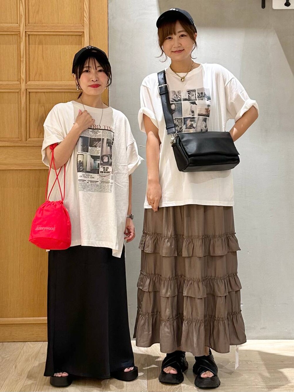 ブラック系のサンダル、ブラック系のスカート、ブラウン系のスカートを着用したレディースの夏コーディネートの2枚目の写真