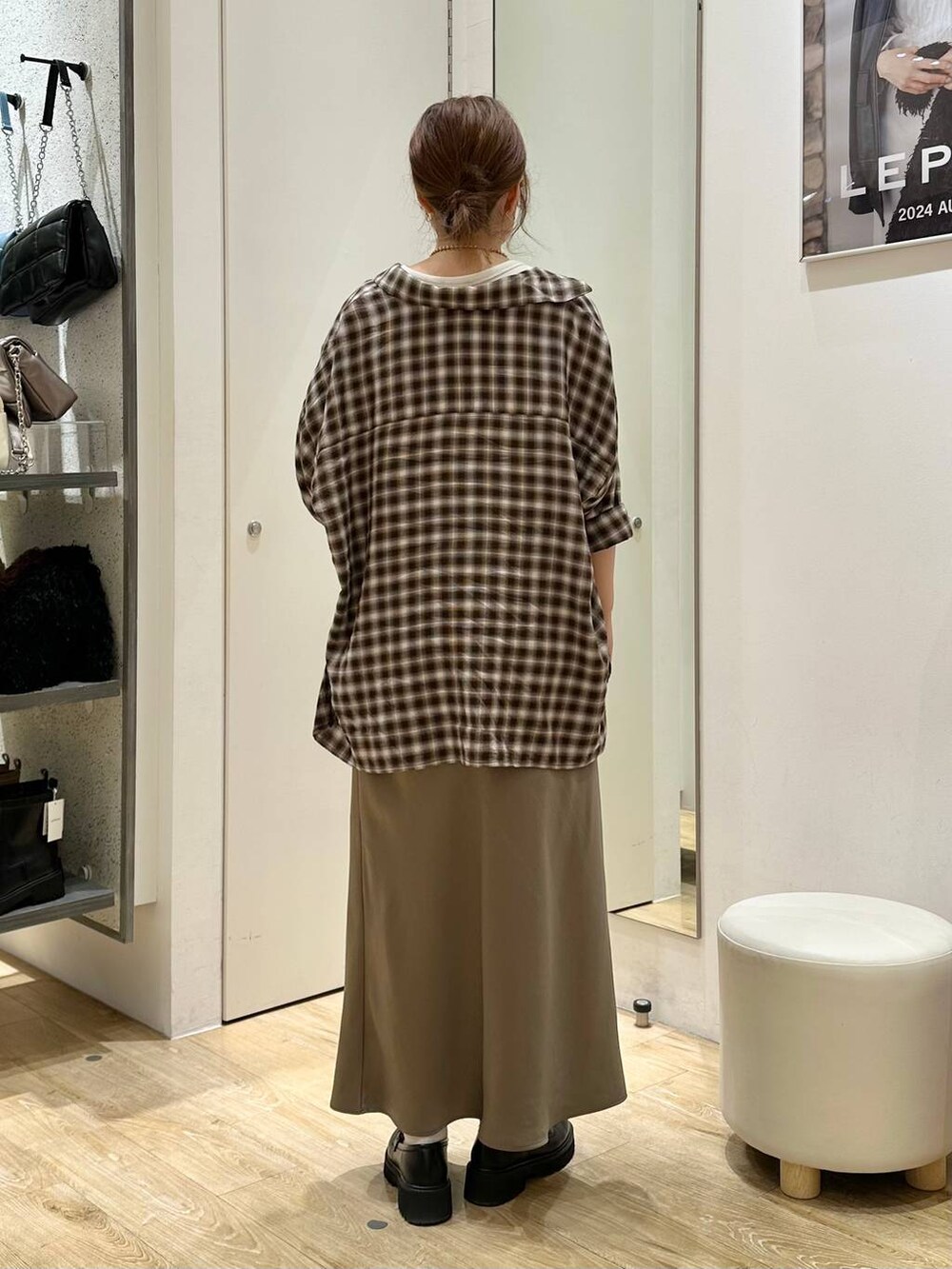 ブラック系のローファー、ブラック系のスカート、ブラウン系のシャツ/ブラウスを着用したレディースの秋コーディネートの3枚目の写真