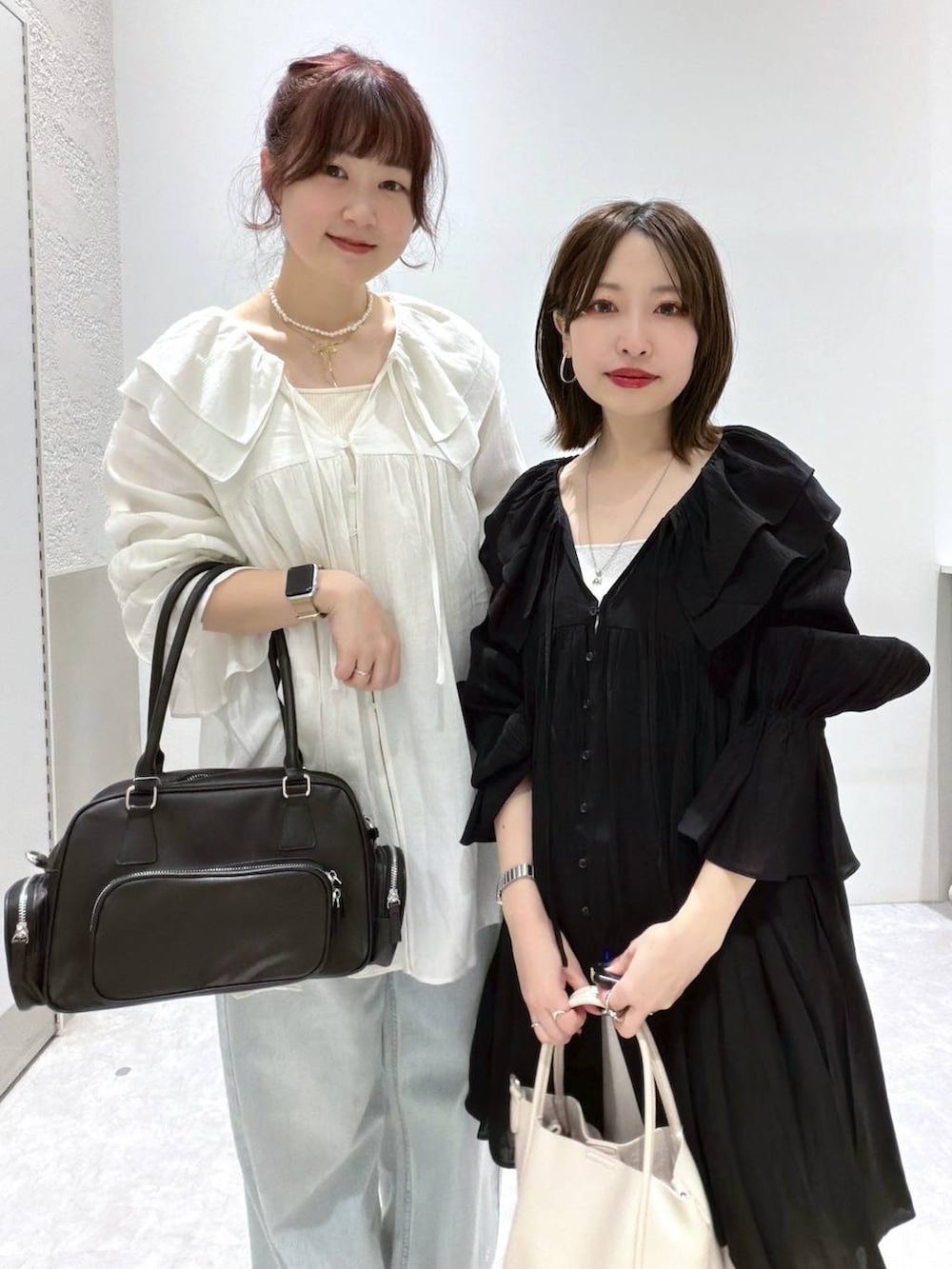 シルバー系のタンクトップ、ブラウン系のその他パンツ、ホワイト系のショルダーバッグを着用したレディースの春コーディネートの4枚目の写真