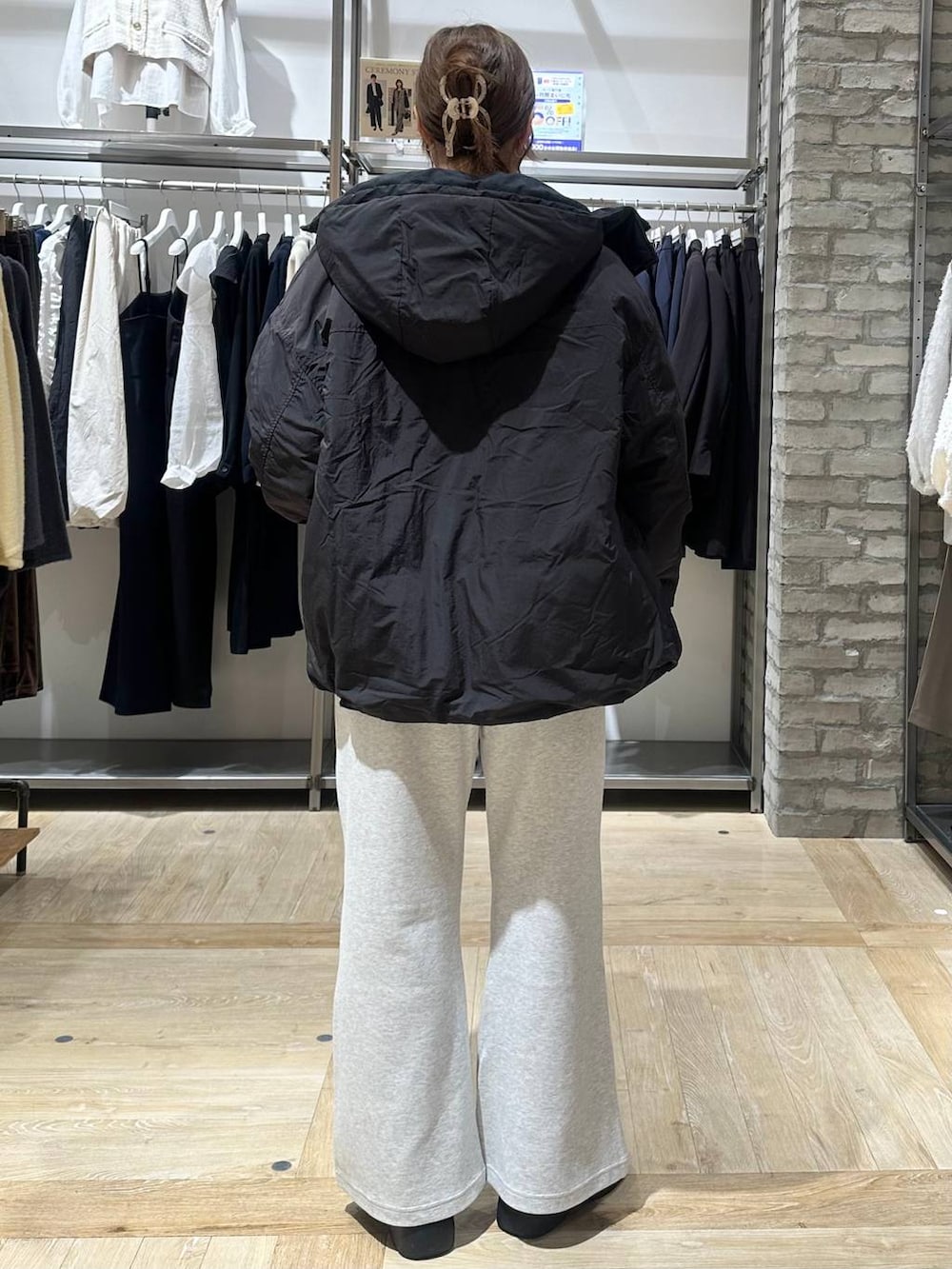 ブラック系のその他アウター、ホワイト系のTシャツ/カットソー、グレー系のショルダーバッグを着用したレディースの冬コーディネートの8枚目の写真