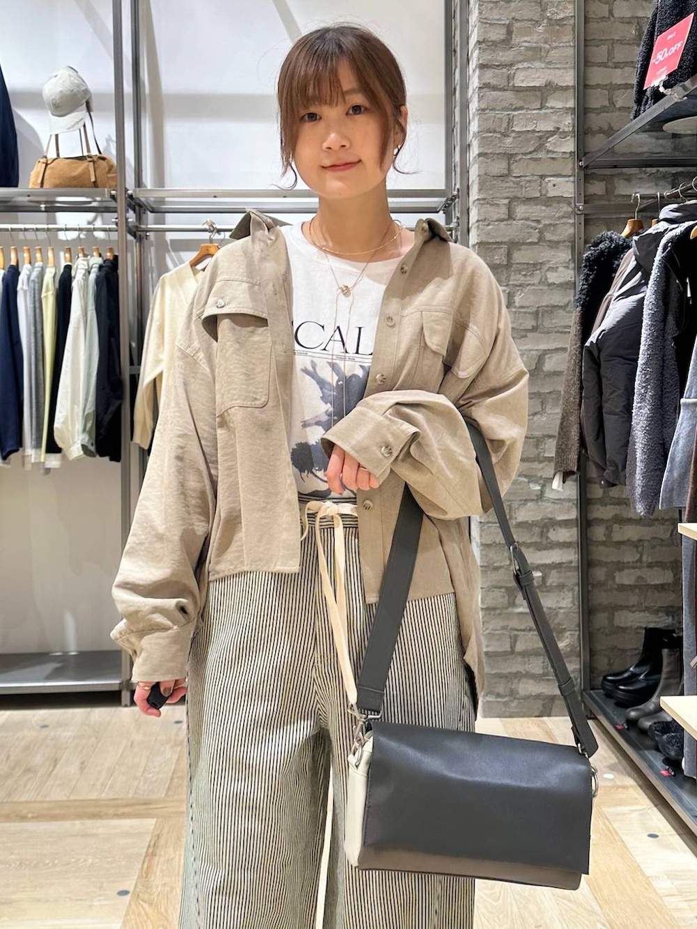 その他のショルダーバッグ、ベージュ系のシャツ/ブラウス、ホワイト系のその他パンツを着用したレディースの冬コーディネートの4枚目の写真