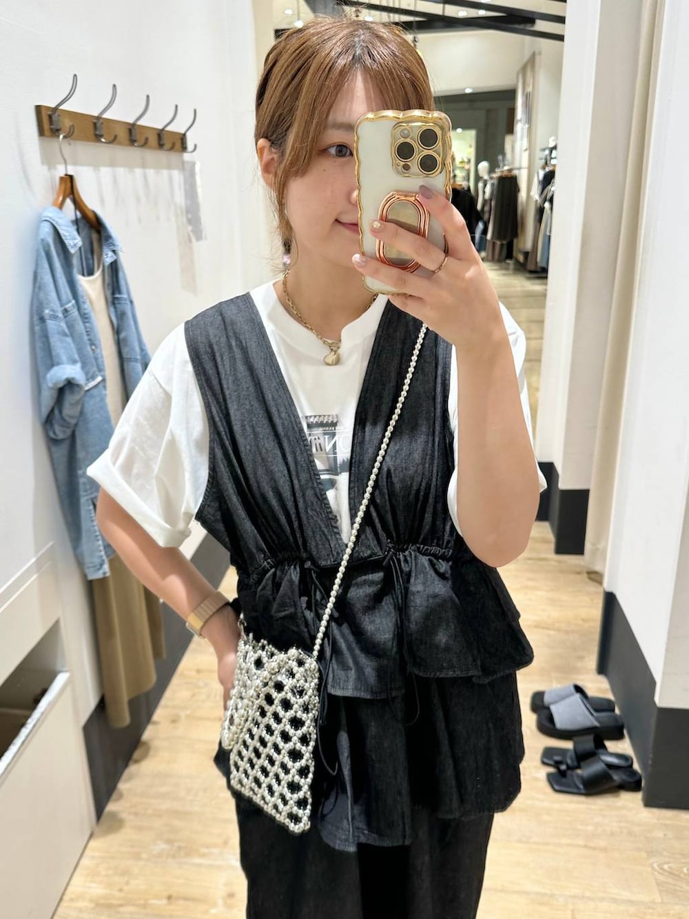 ブラック系のサンダル、シルバー系のショルダーバッグ、ブラック系のつなぎ/オールインワンを着用したレディースの夏コーディネートの3枚目の写真