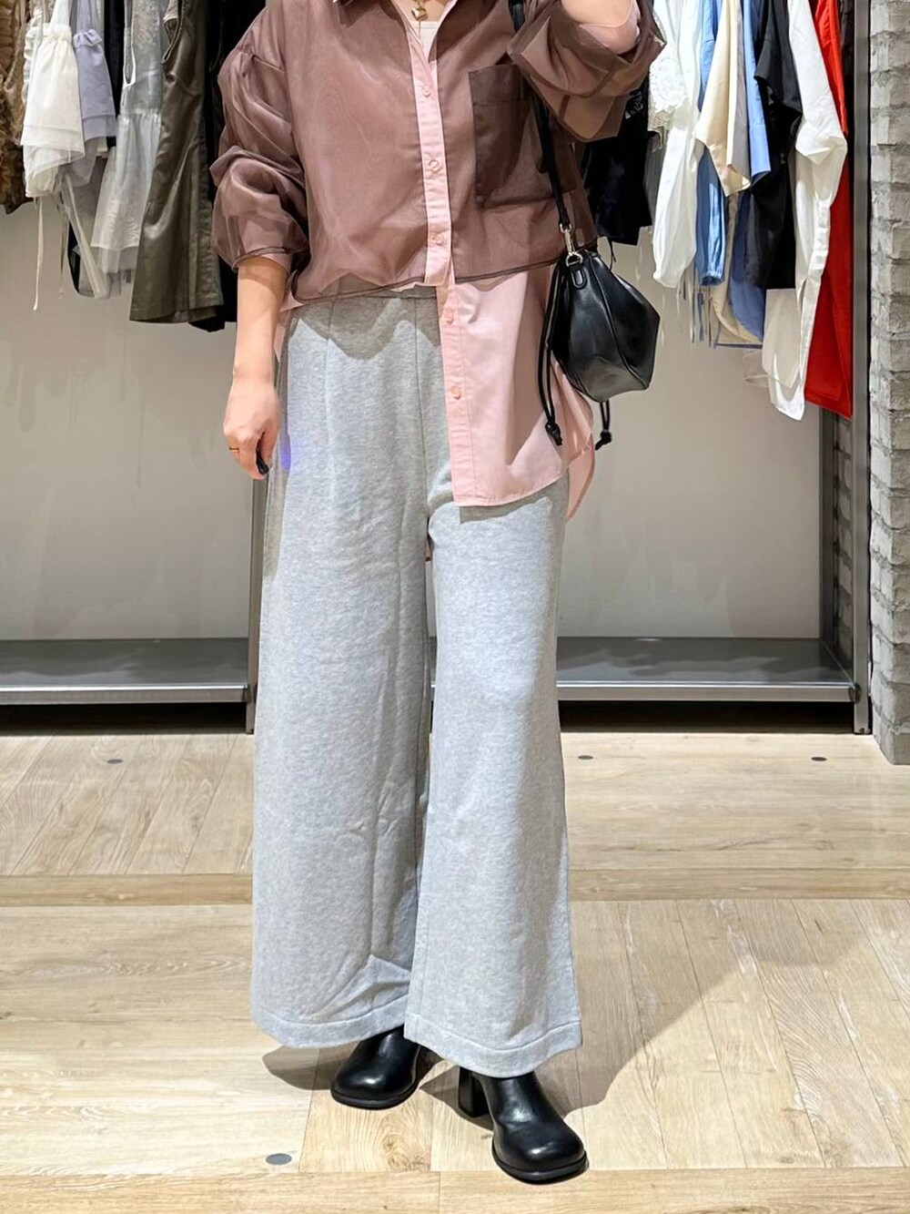 ピンク系のシャツ/ブラウス、グレー系のスウェットパンツ、ブラック系のその他シューズを着用したレディースの夏コーディネートの5枚目の写真