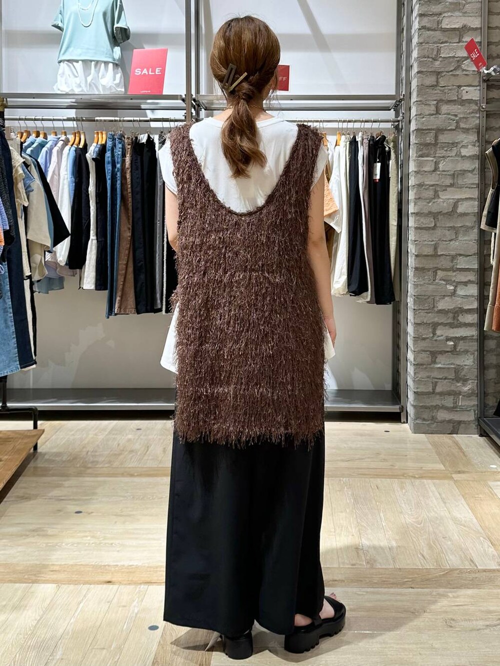 ブラック系のその他パンツ、ホワイト系のTシャツ/カットソー、ブラウン系のチュニックを着用したレディースの夏コーディネートの3枚目の写真