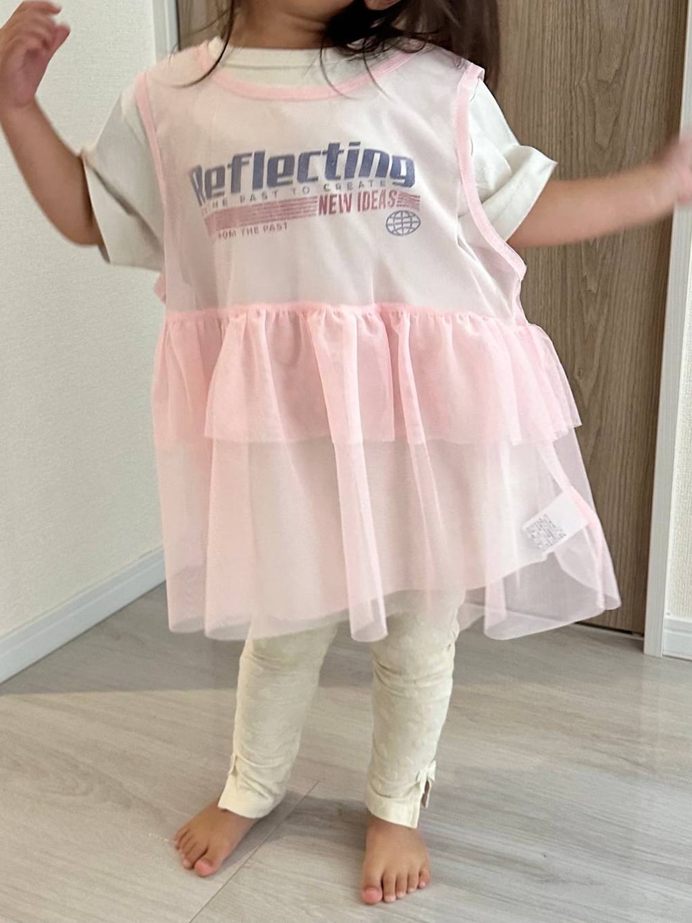ピンク系のTシャツ/カットソーを着用したキッズの夏コーディネートの5枚目の写真