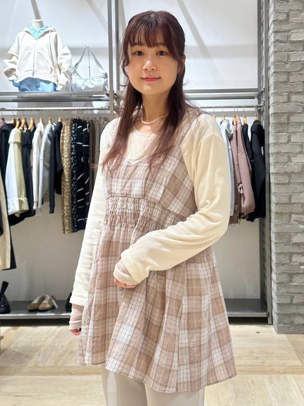 ホワイト系のTシャツ/カットソー、ベージュ系のキャミソール、ホワイト系のその他パンツを着用したレディースの春コーディネートの4枚目の写真