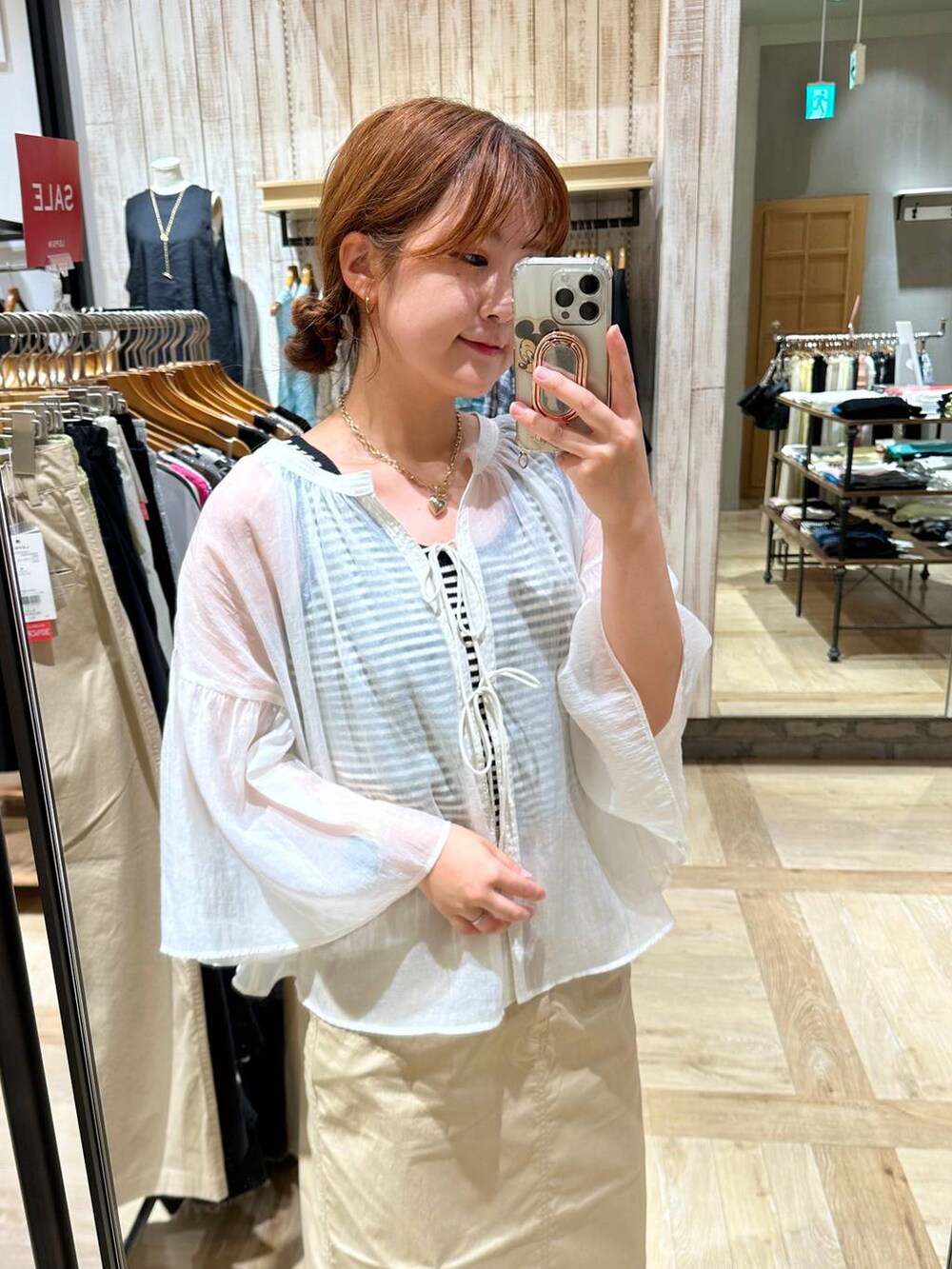 ブラック系のショルダーバッグ、ベージュ系のスカート、ブラック系のサンダルを着用したレディースの夏コーディネートの5枚目の写真