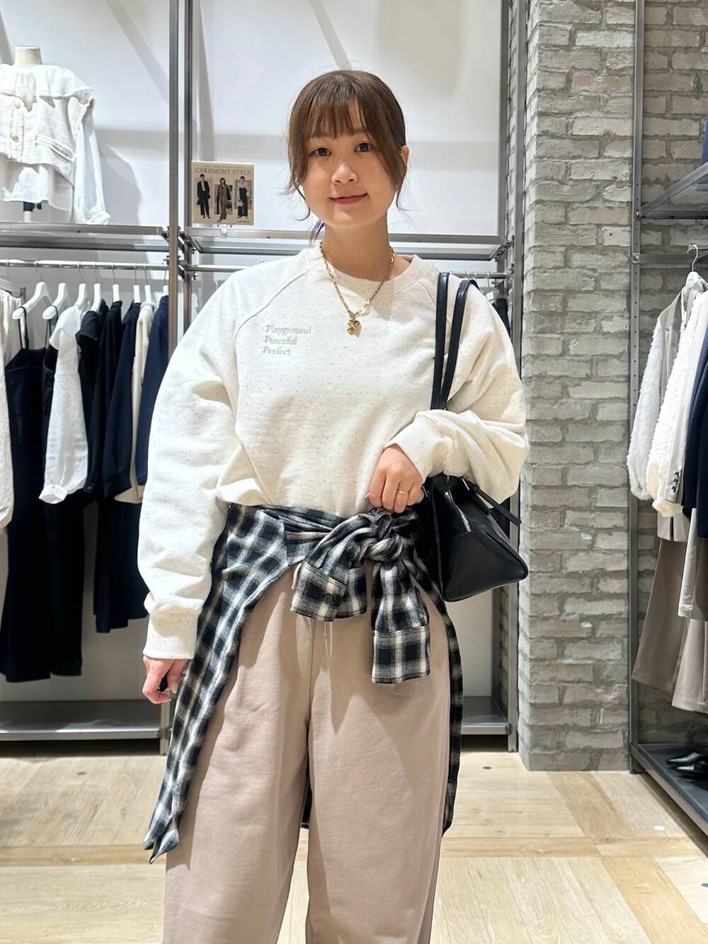 ブラック系のボストンバッグ、ブラック系のその他シューズ、ブラック系のシャツ/ブラウスを着用したレディースの冬コーディネートの4枚目の写真