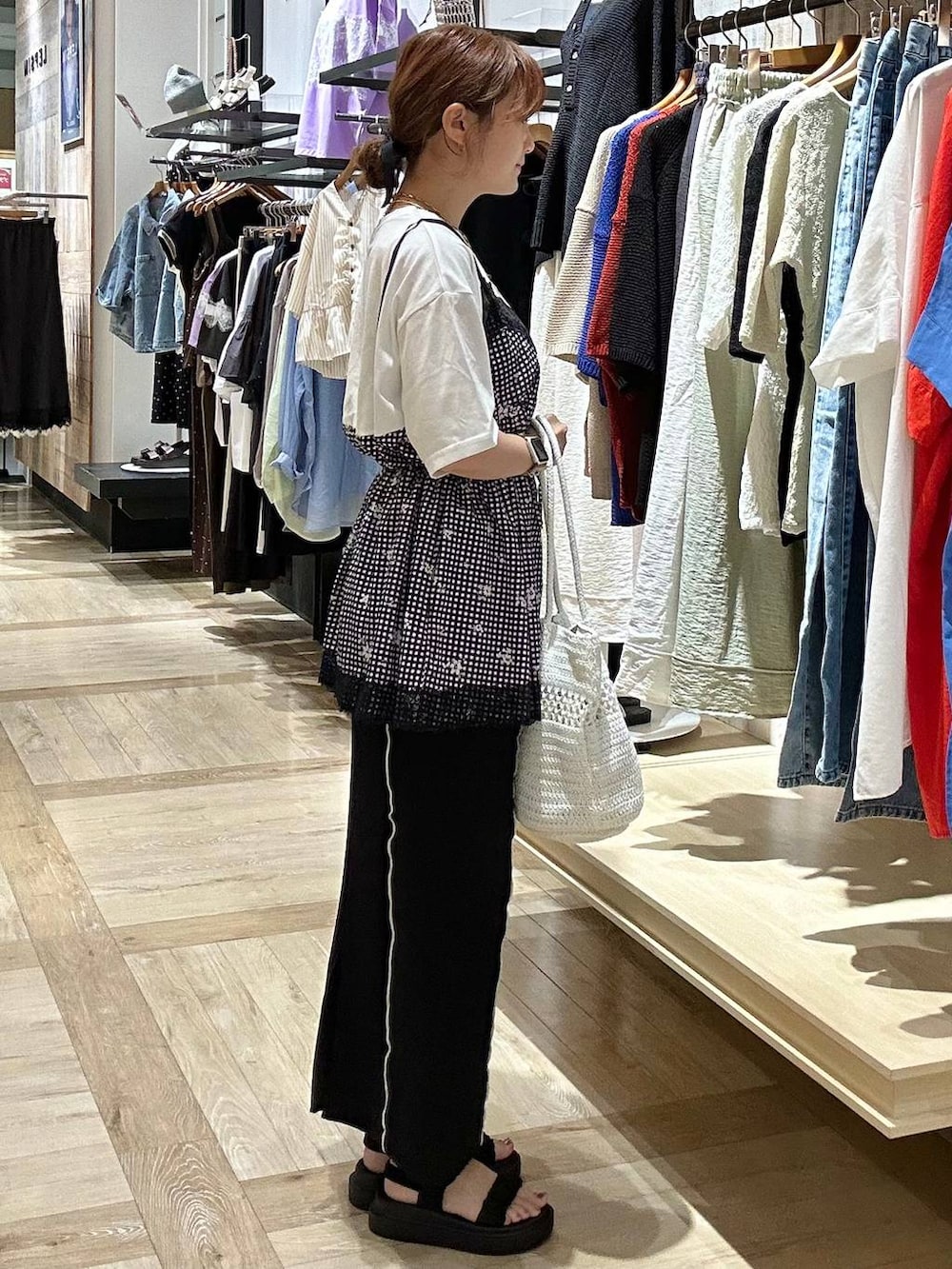 ブラック系のサンダル、ホワイト系のショルダーバッグ、ブラック系のマタニティウェア/グッズを着用したレディースの夏コーディネートの2枚目の写真