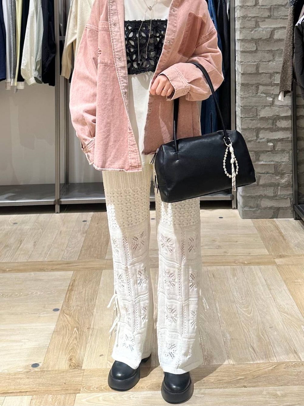 ブラック系のサンダル、ピンク系のシャツ/ブラウス、ホワイト系のシャツ/ブラウスを着用したレディースの冬コーディネートの5枚目の写真