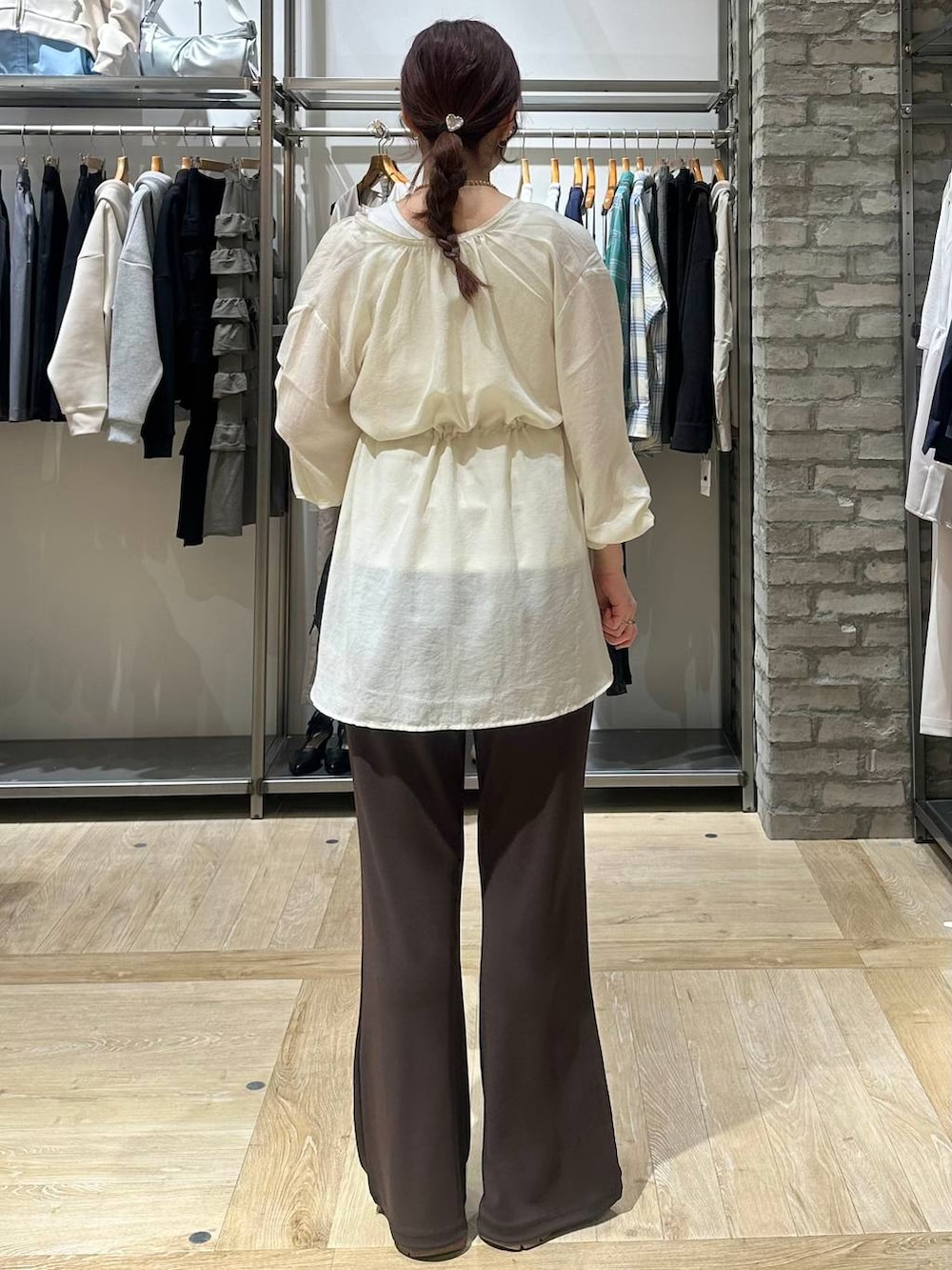 ブラック系のボストンバッグ、ホワイト系のシャツ/ブラウス、ブラウン系のその他パンツを着用したレディースの春コーディネートの3枚目の写真