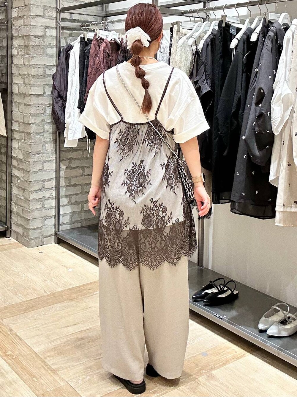 ベージュ系のその他パンツ、ブラック系のサンダル、シルバー系のショルダーバッグを着用したレディースの春コーディネートの3枚目の写真