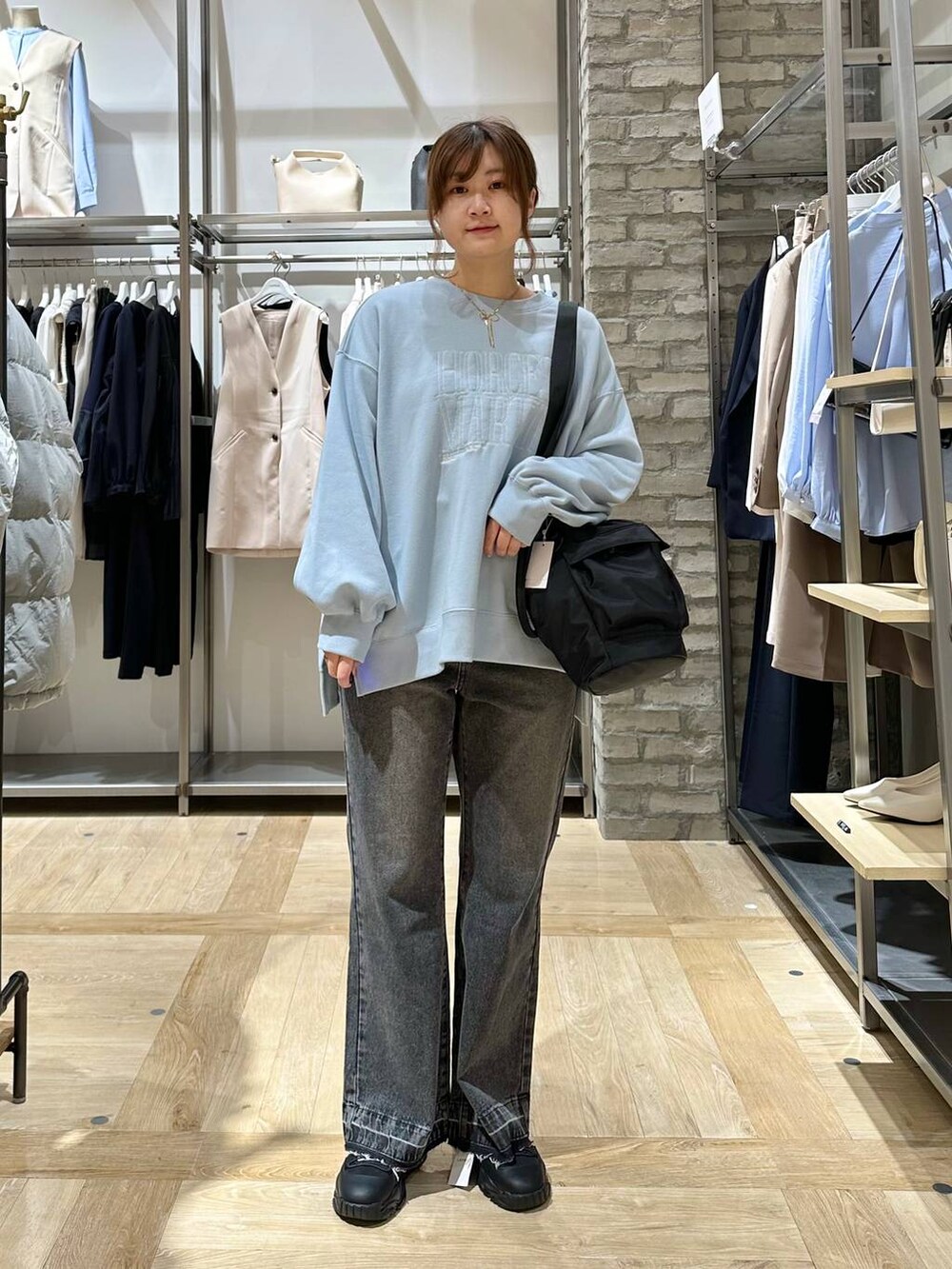 ホワイト系のその他アウター、ブラック系のデニムパンツ、ブラック系のスニーカーを着用したレディースの冬コーディネートの4枚目の写真