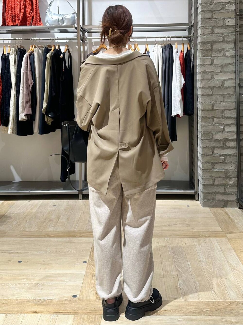 ホワイト系のTシャツ/カットソー、ブラウン系のテーラードジャケット、ブラック系のその他シューズを着用したレディースの春コーディネートの8枚目の写真