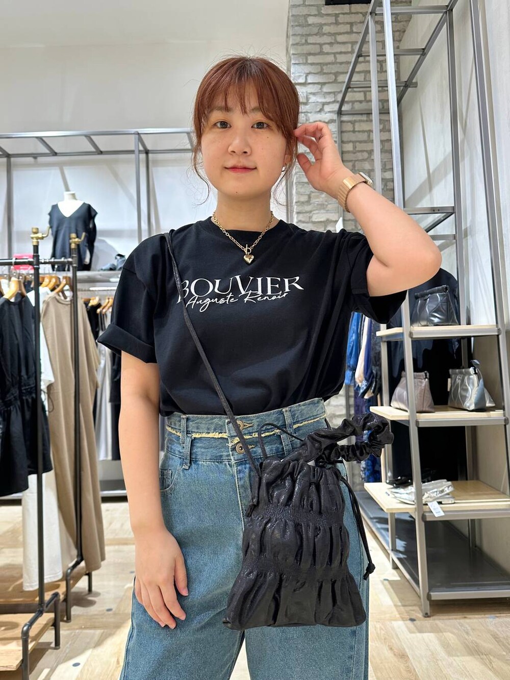 ブラック系のTシャツ/カットソー、ホワイト系のサンダル、ブラック系のショルダーバッグを着用したレディースの夏コーディネートの4枚目の写真